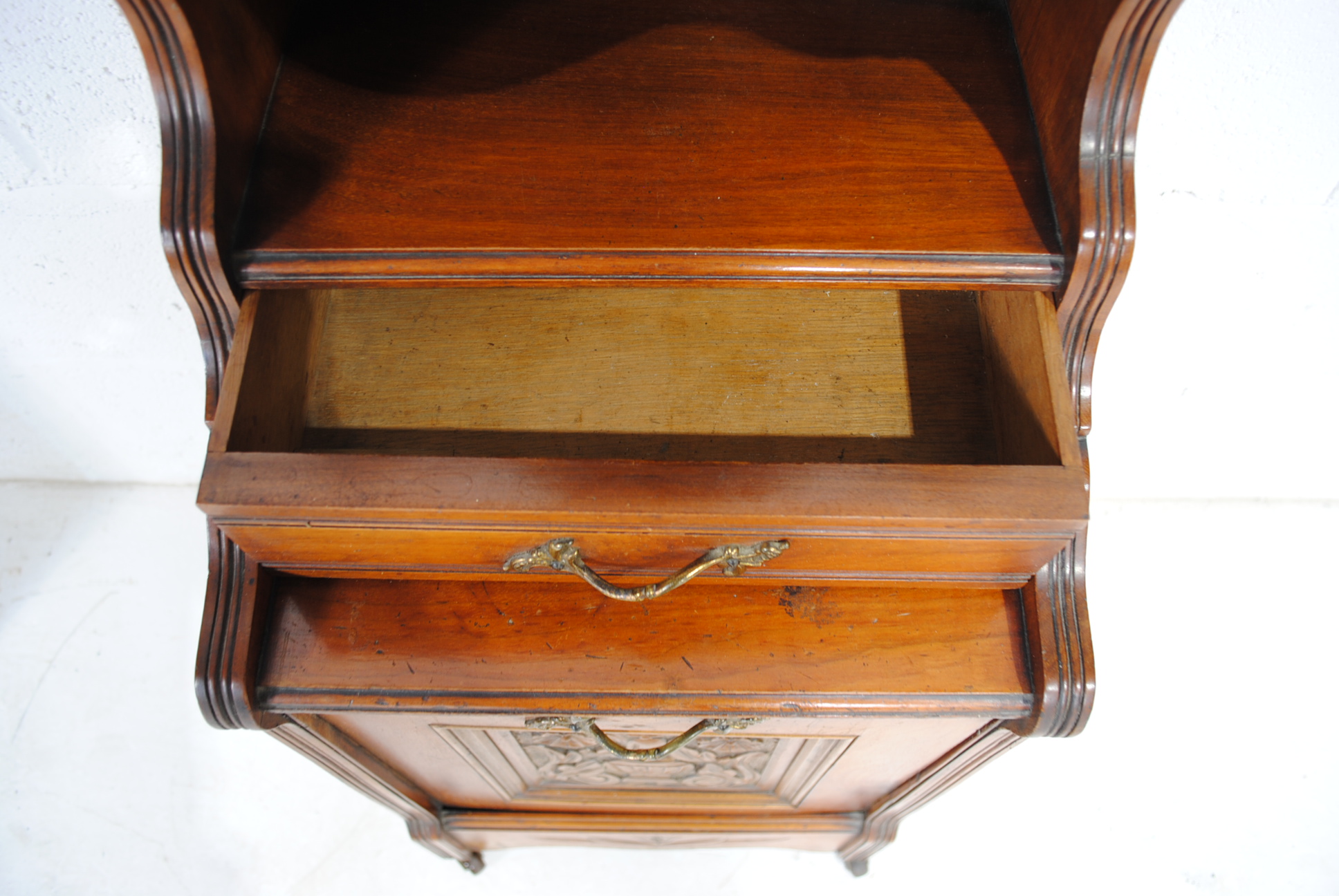 A turn of the century mahogany purdonium , with brass gallery to top - Image 5 of 8