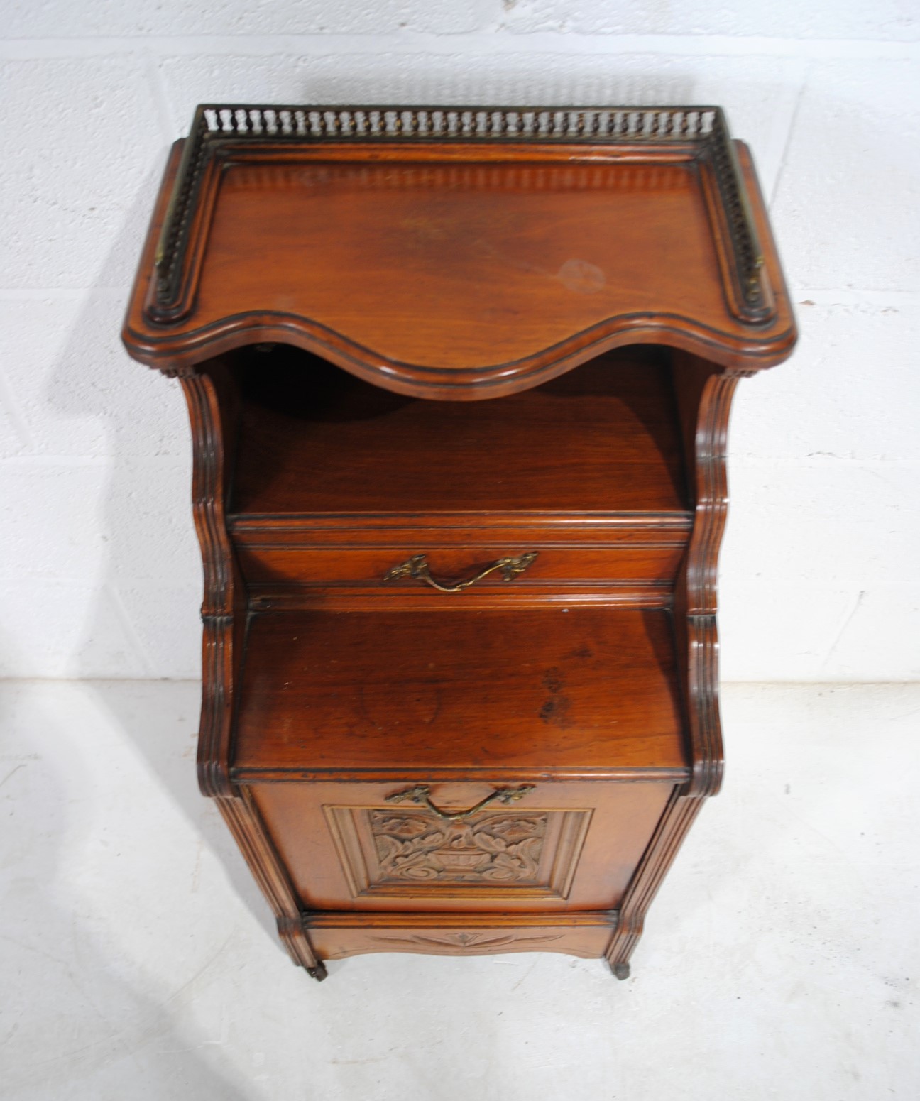 A turn of the century mahogany purdonium , with brass gallery to top - Image 4 of 8