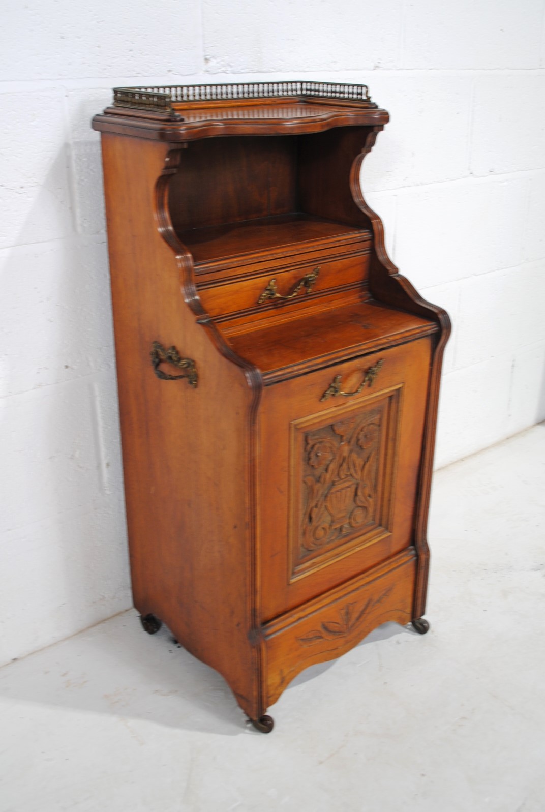 A turn of the century mahogany purdonium , with brass gallery to top - Image 3 of 8