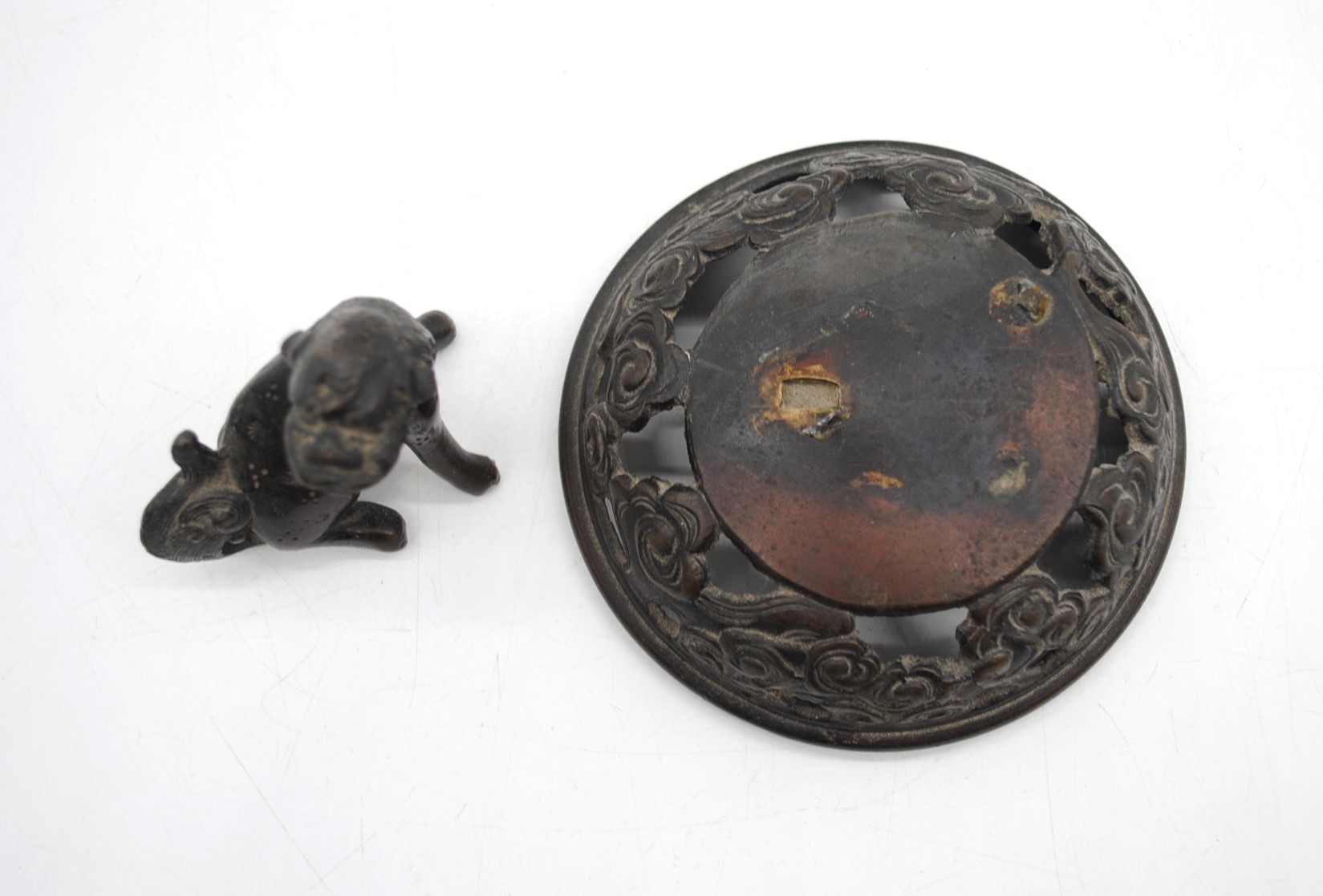 A 19th century oriental bronze twin-handle tripod Censer, with relief decoration depicting dragons - Image 7 of 12