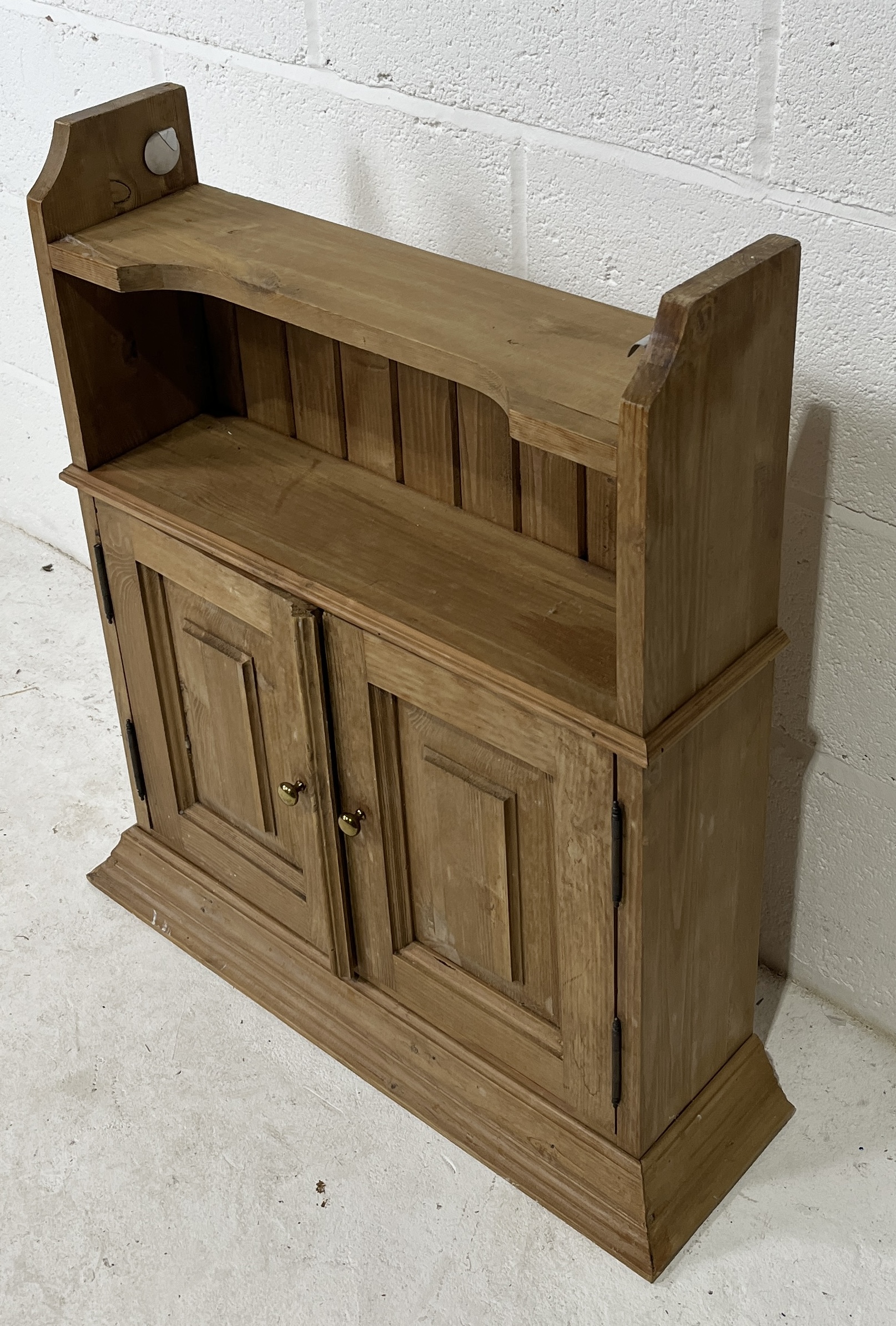 A small wall hanging pine cupboard with shelf above - Image 3 of 3