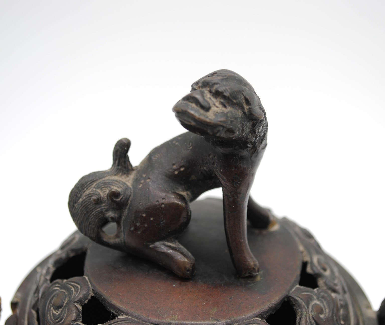 A 19th century oriental bronze twin-handle tripod Censer, with relief decoration depicting dragons - Image 4 of 12