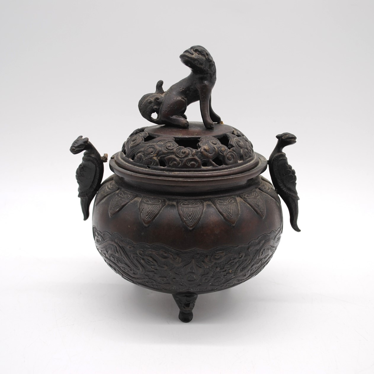 A 19th century oriental bronze twin-handle tripod Censer, with relief decoration depicting dragons - Image 2 of 12