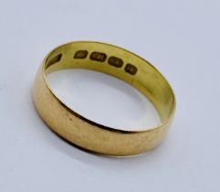 An 18ct gold wedding band, size Q, weight 2.7g