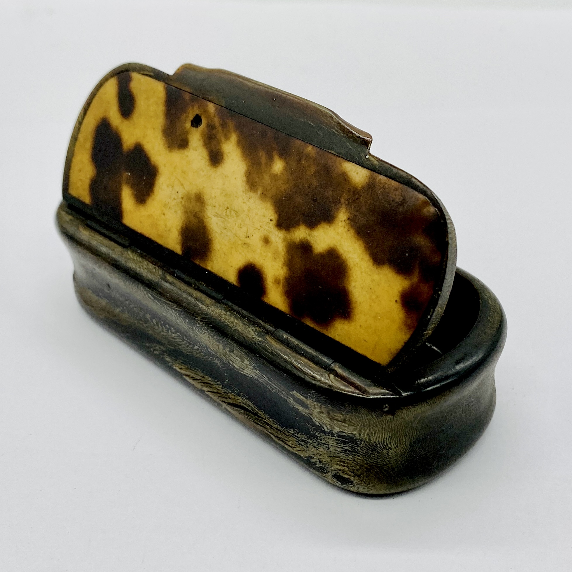 An antique tortoiseshell and horn snuff box - Image 3 of 4