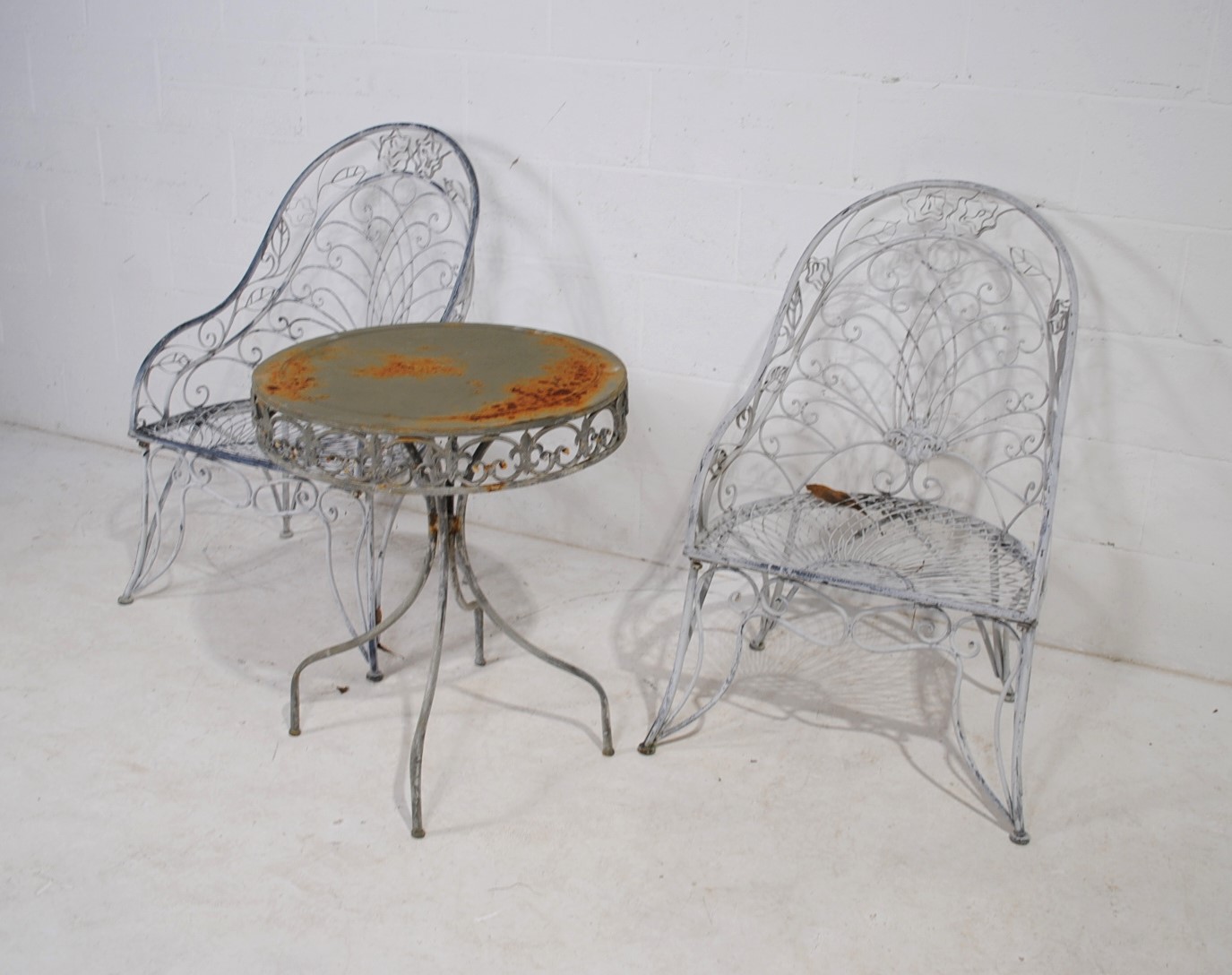 A weathered metal garden bistro table with two chairs - Image 2 of 6