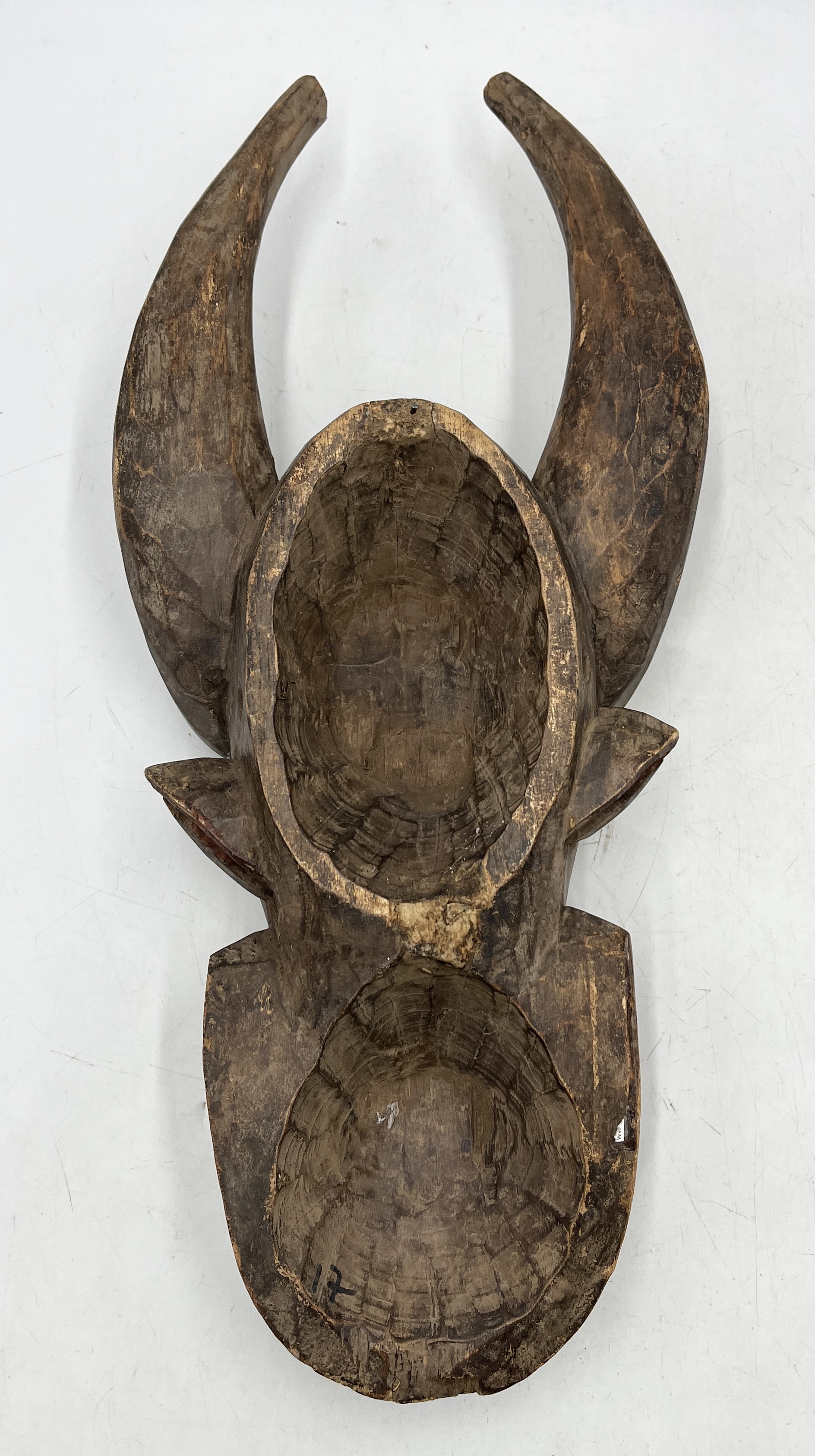 An African carved wooden tribal mask in the form of a buffalo - Image 3 of 3