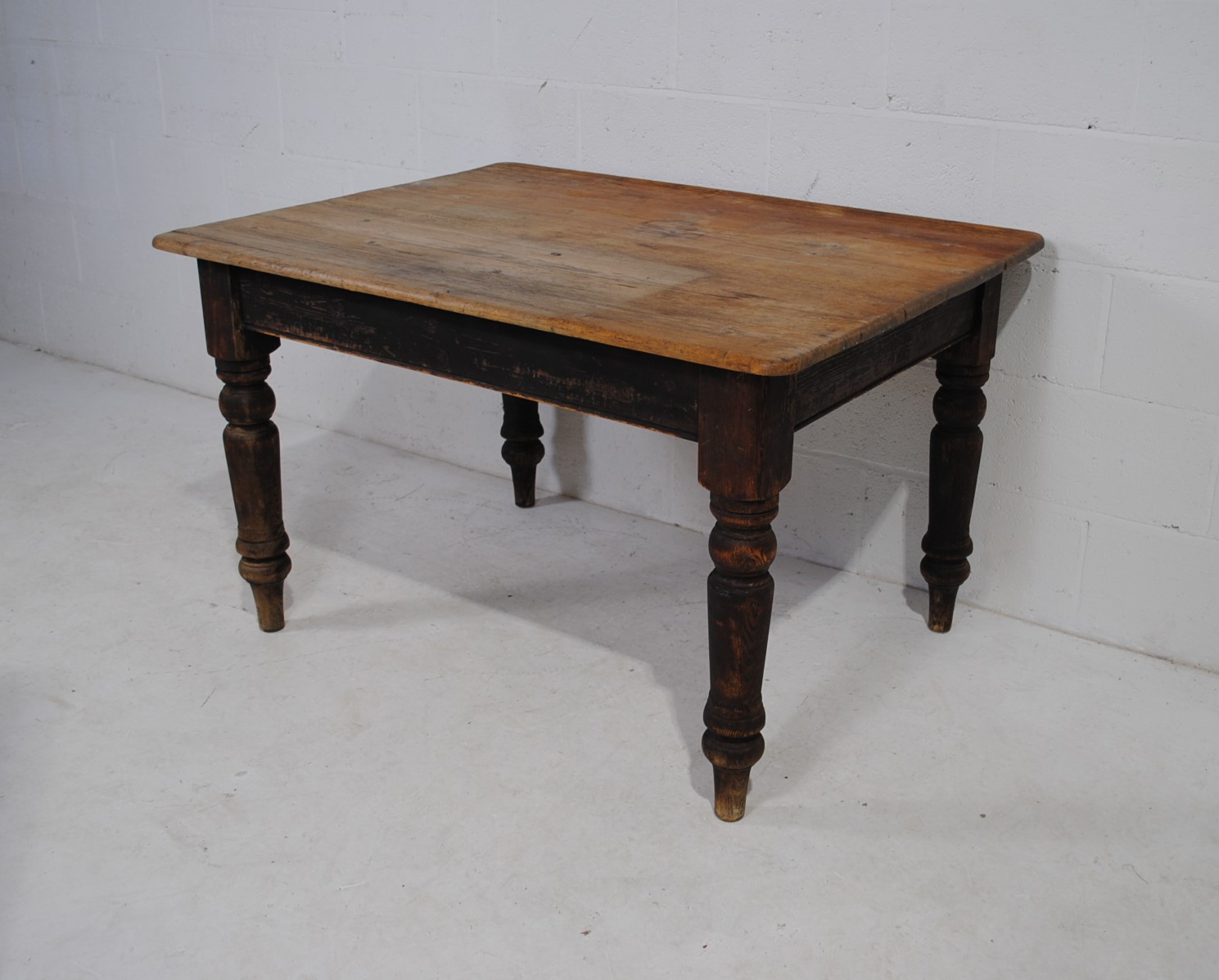 An antique pine farmhouse table, with single drawer, raised on turned legs - length 91cm, depth - Image 2 of 6