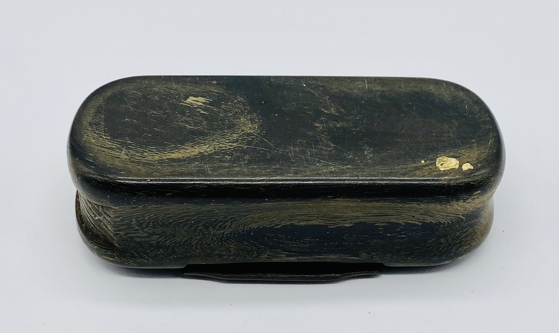 An antique tortoiseshell and horn snuff box - Image 4 of 4