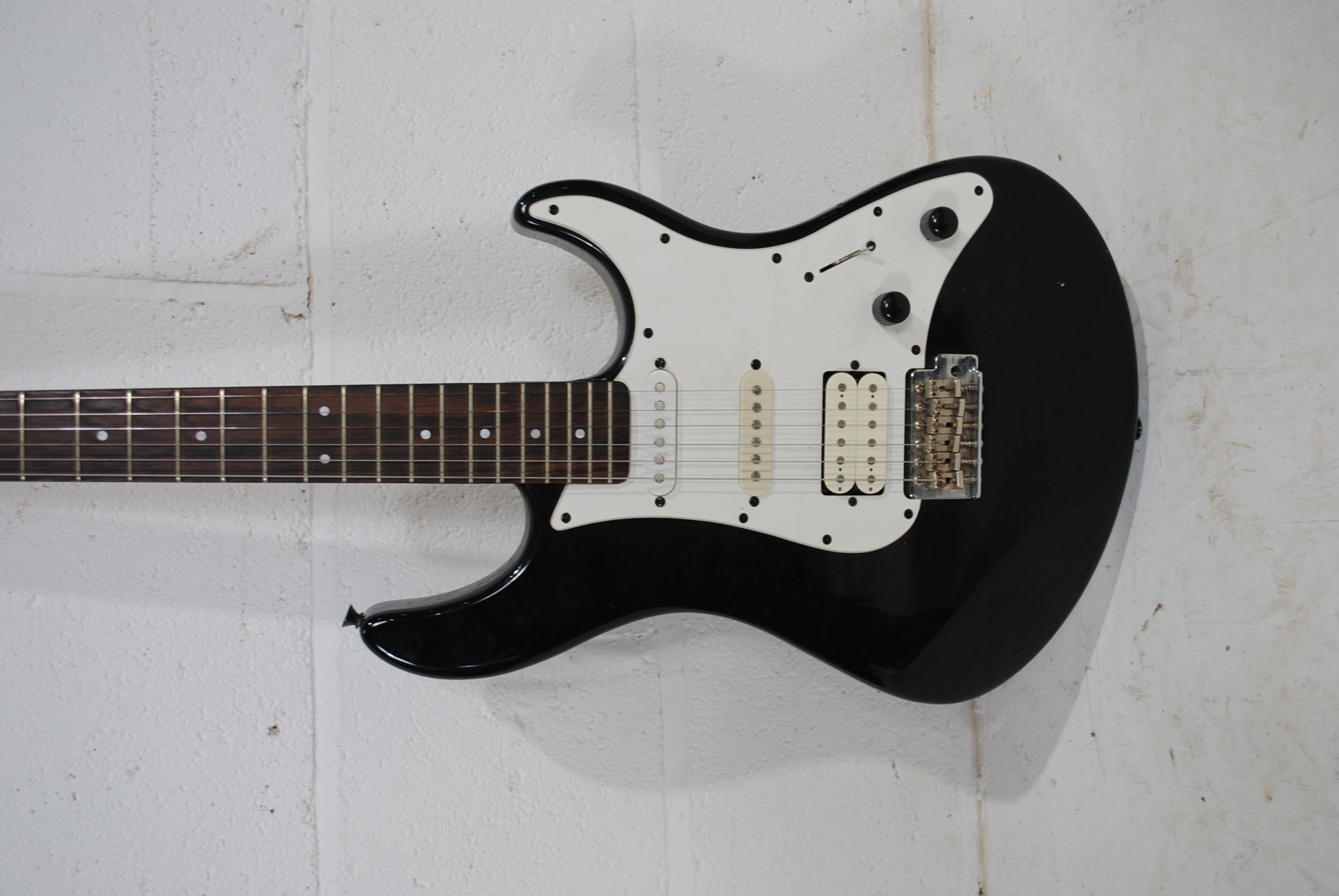 A Yamaha EG 112 black Stratocaster electric guitar - Image 5 of 7