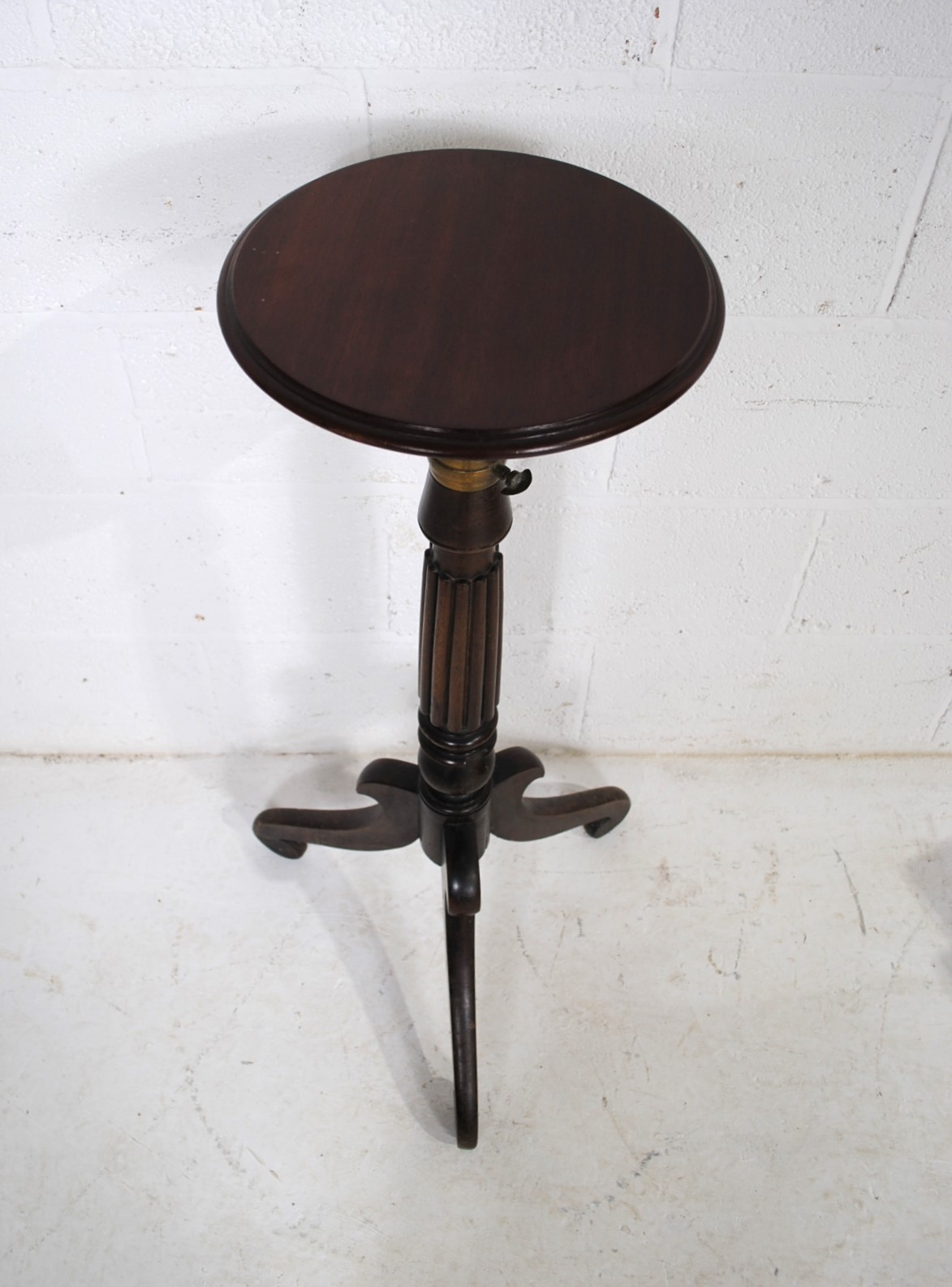 An antique mahogany adjustable plant stand - Image 4 of 4