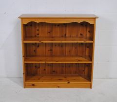 A pine freestanding bookcase - length 91cm, depth 29cm, height 91cm