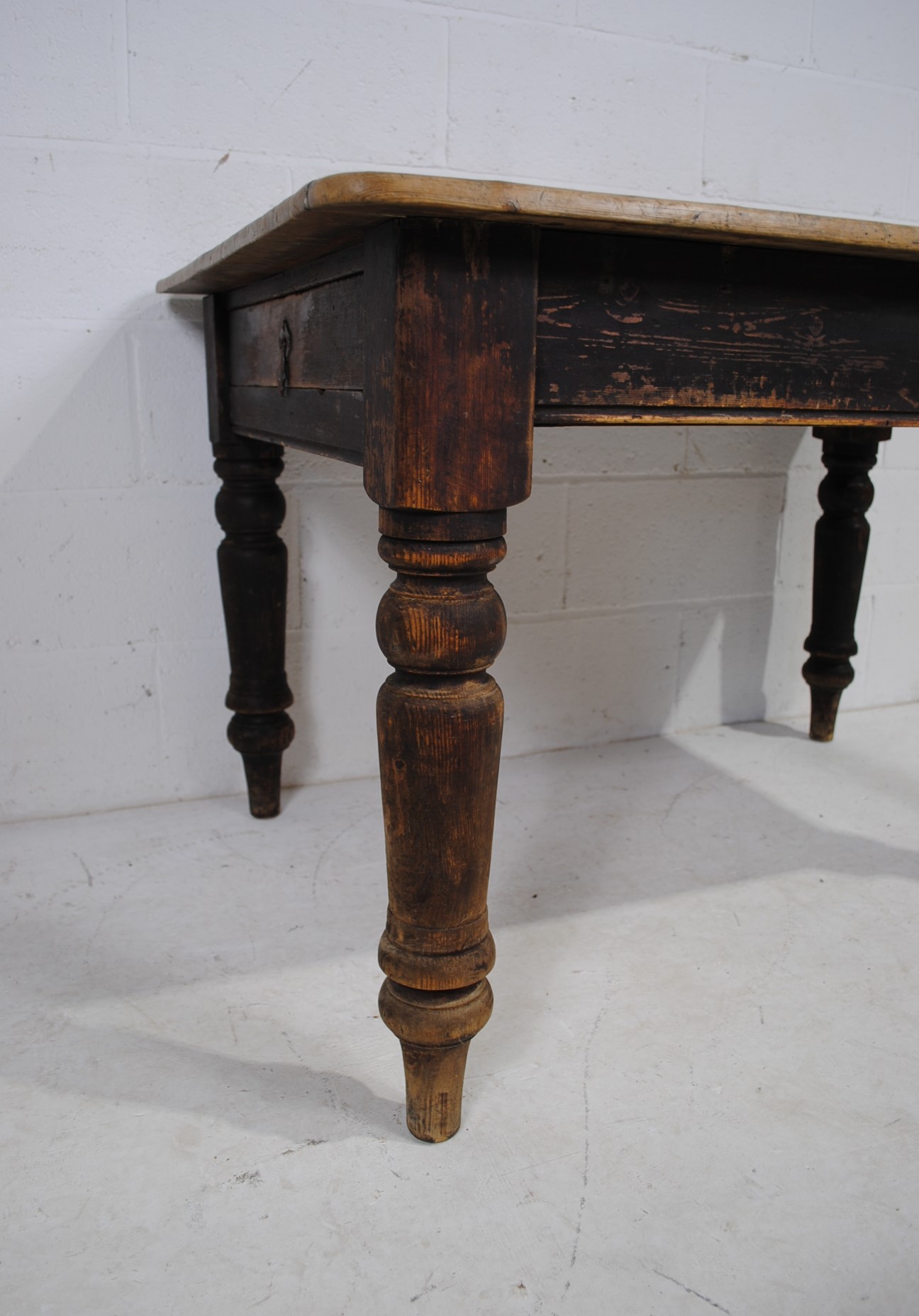 An antique pine farmhouse table, with single drawer, raised on turned legs - length 91cm, depth - Image 6 of 6