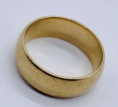 A gentleman's 9ct gold wedding band, weight 8.9g, size U