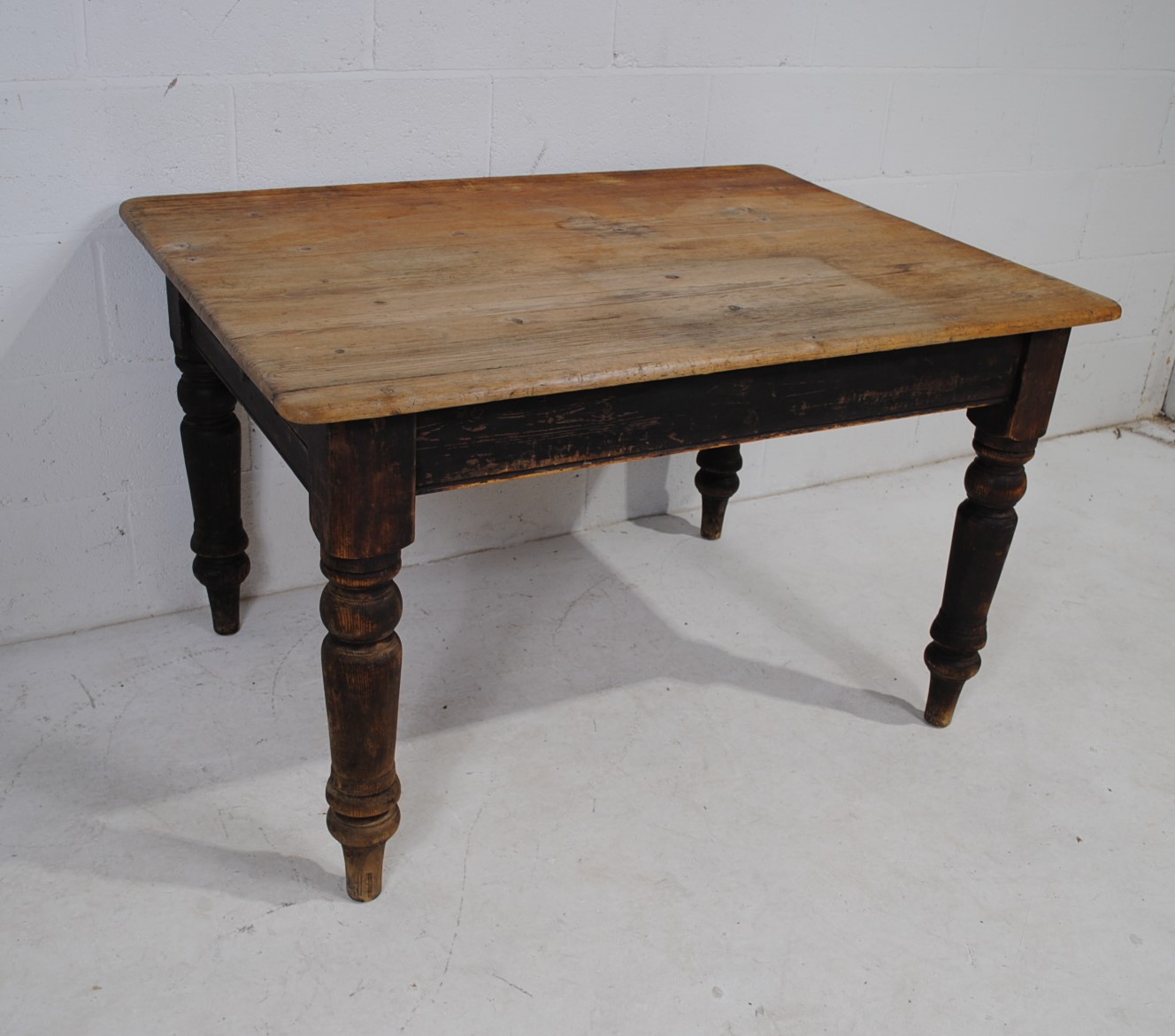 An antique pine farmhouse table, with single drawer, raised on turned legs - length 91cm, depth - Image 3 of 6