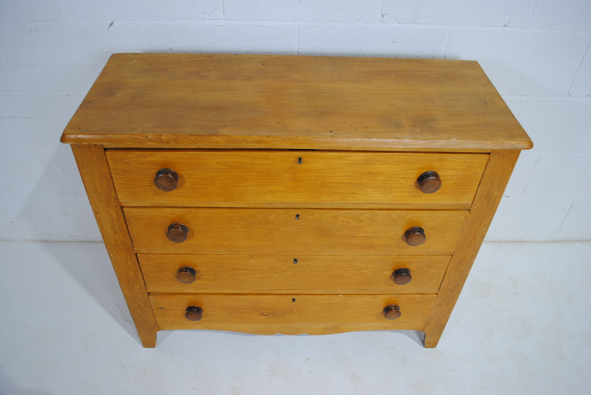 An American pine chest of four drawers - length 105cm, depth 41.5cm, height 87cm - Image 4 of 7