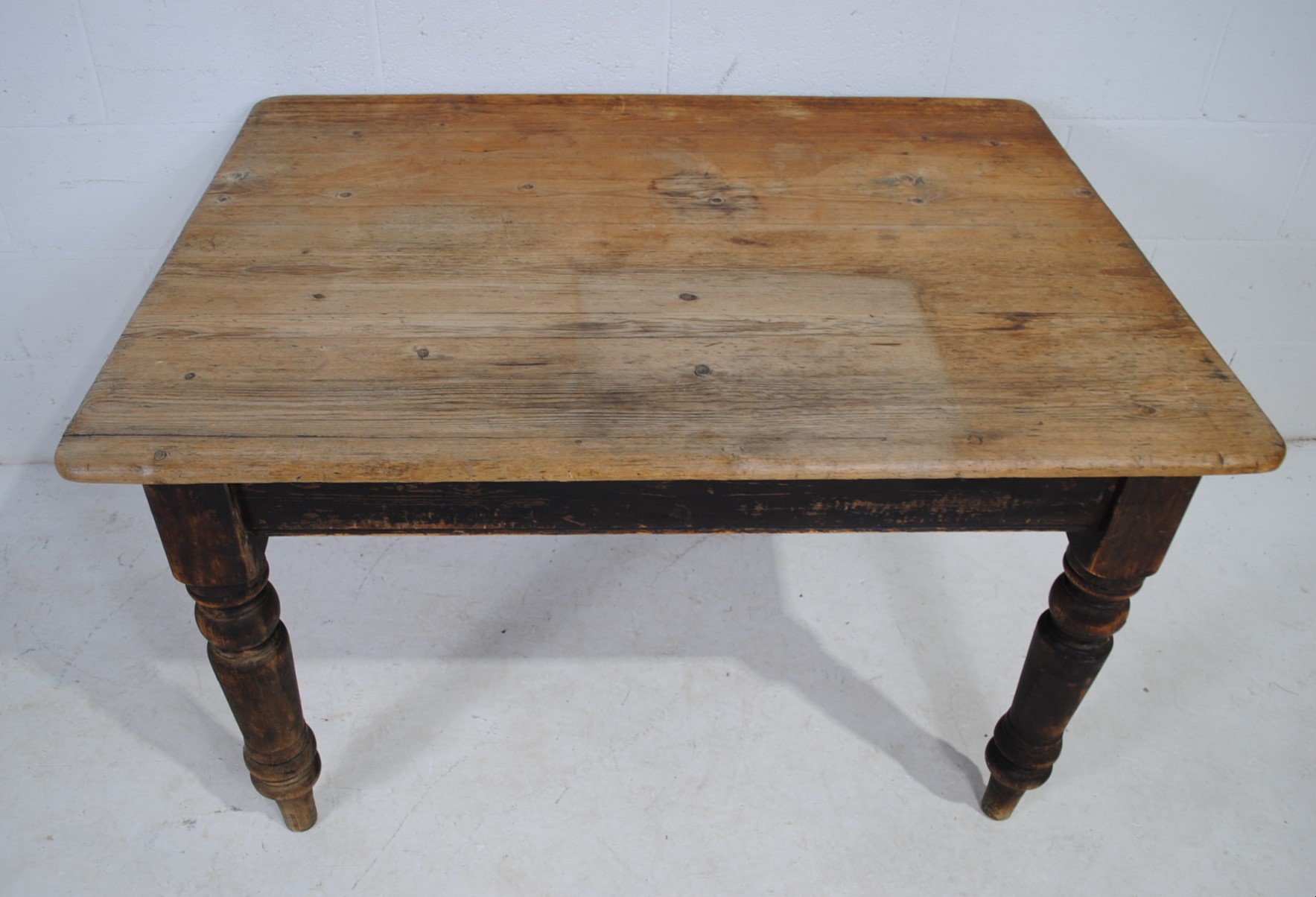 An antique pine farmhouse table, with single drawer, raised on turned legs - length 91cm, depth - Image 5 of 6