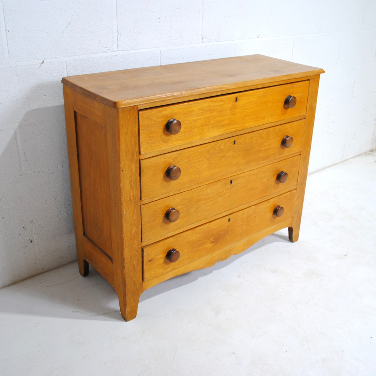 An American pine chest of four drawers - length 105cm, depth 41.5cm, height 87cm - Image 2 of 7