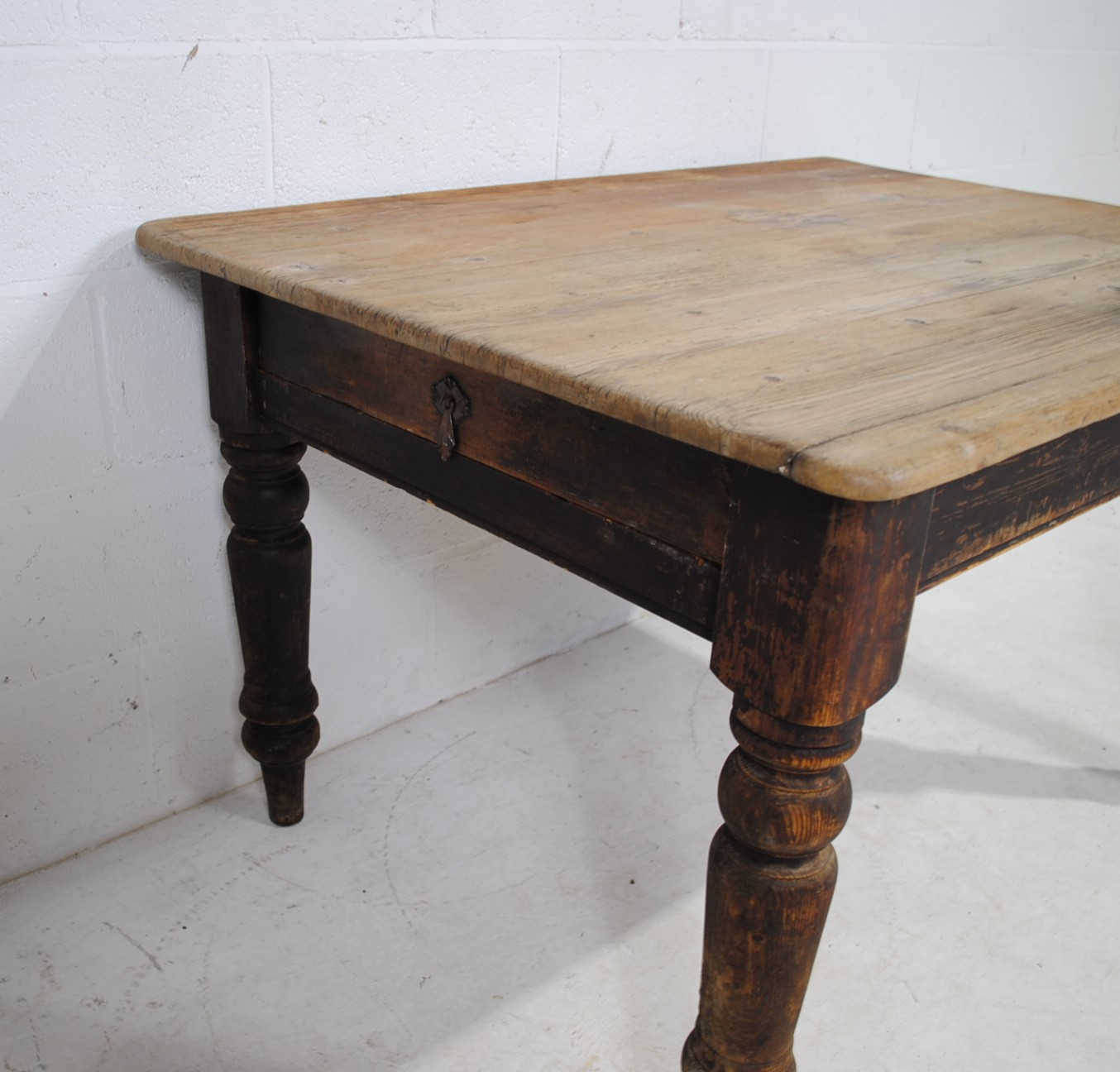 An antique pine farmhouse table, with single drawer, raised on turned legs - length 91cm, depth - Image 4 of 6