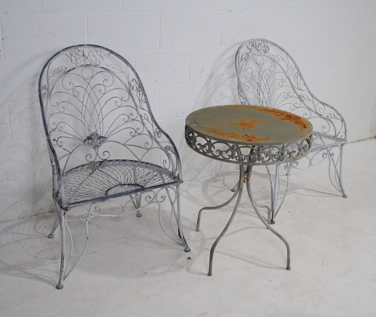 A weathered metal garden bistro table with two chairs - Image 3 of 6