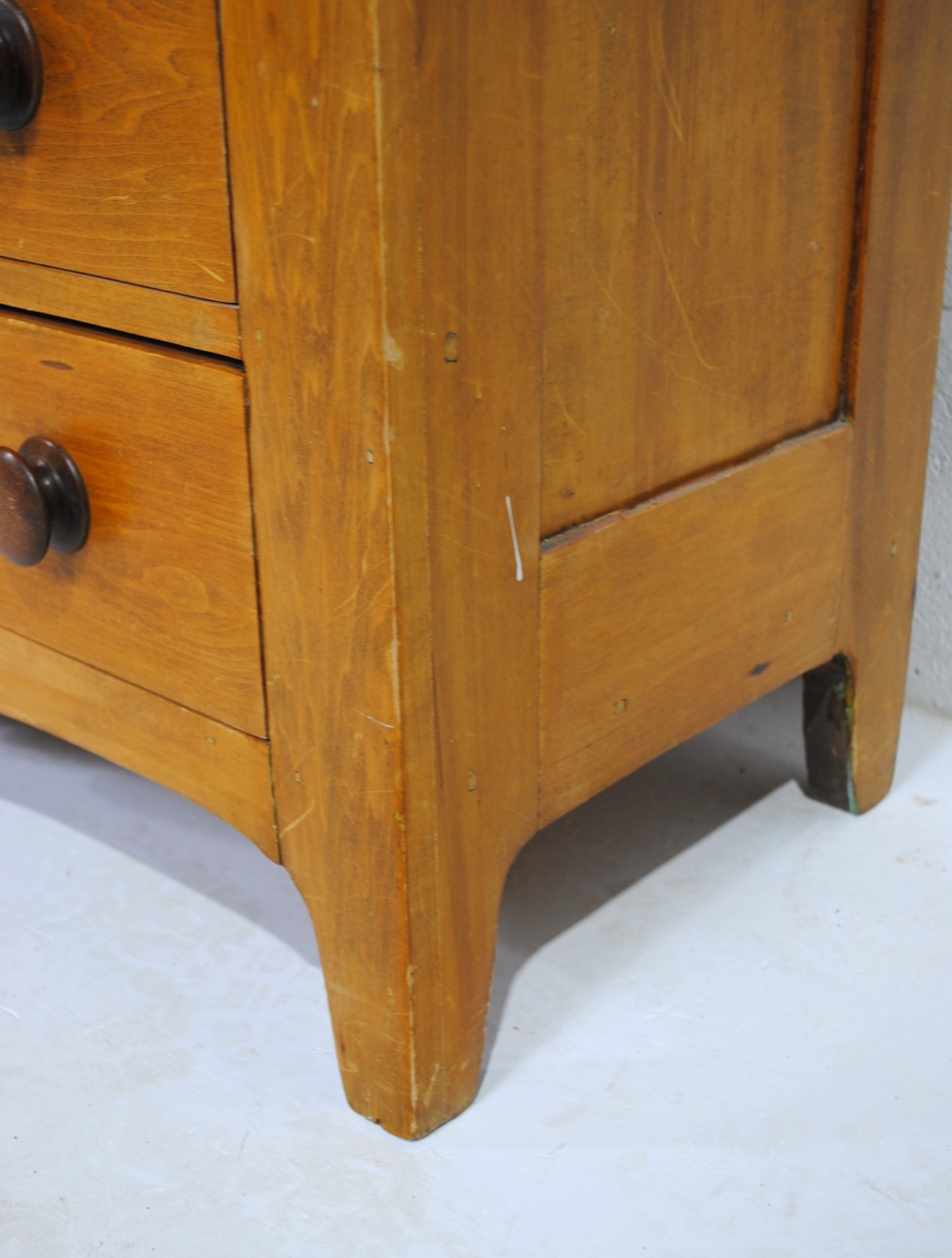 An American pine chest of four drawers - length 105cm, depth 41.5cm, height 87cm - Image 7 of 7