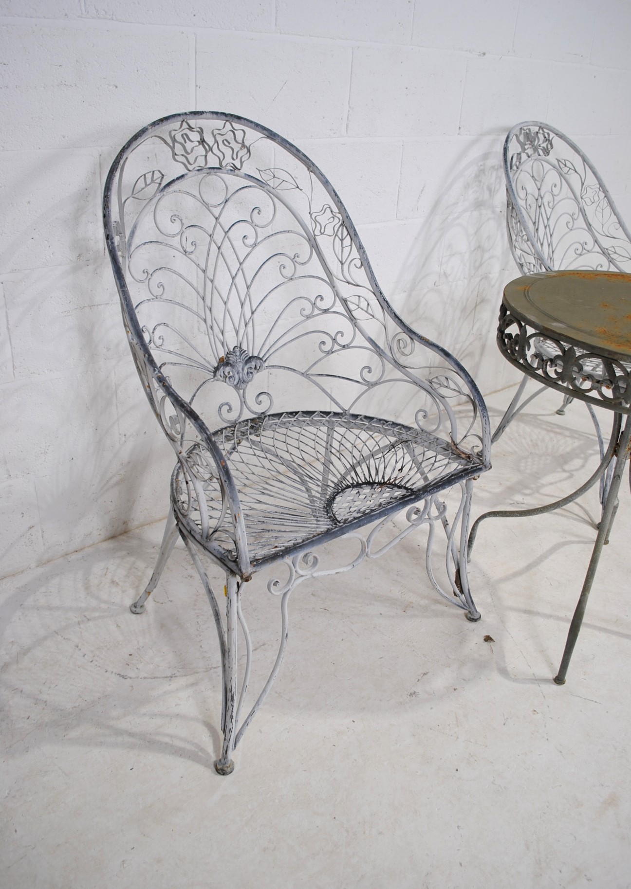 A weathered metal garden bistro table with two chairs - Image 6 of 6