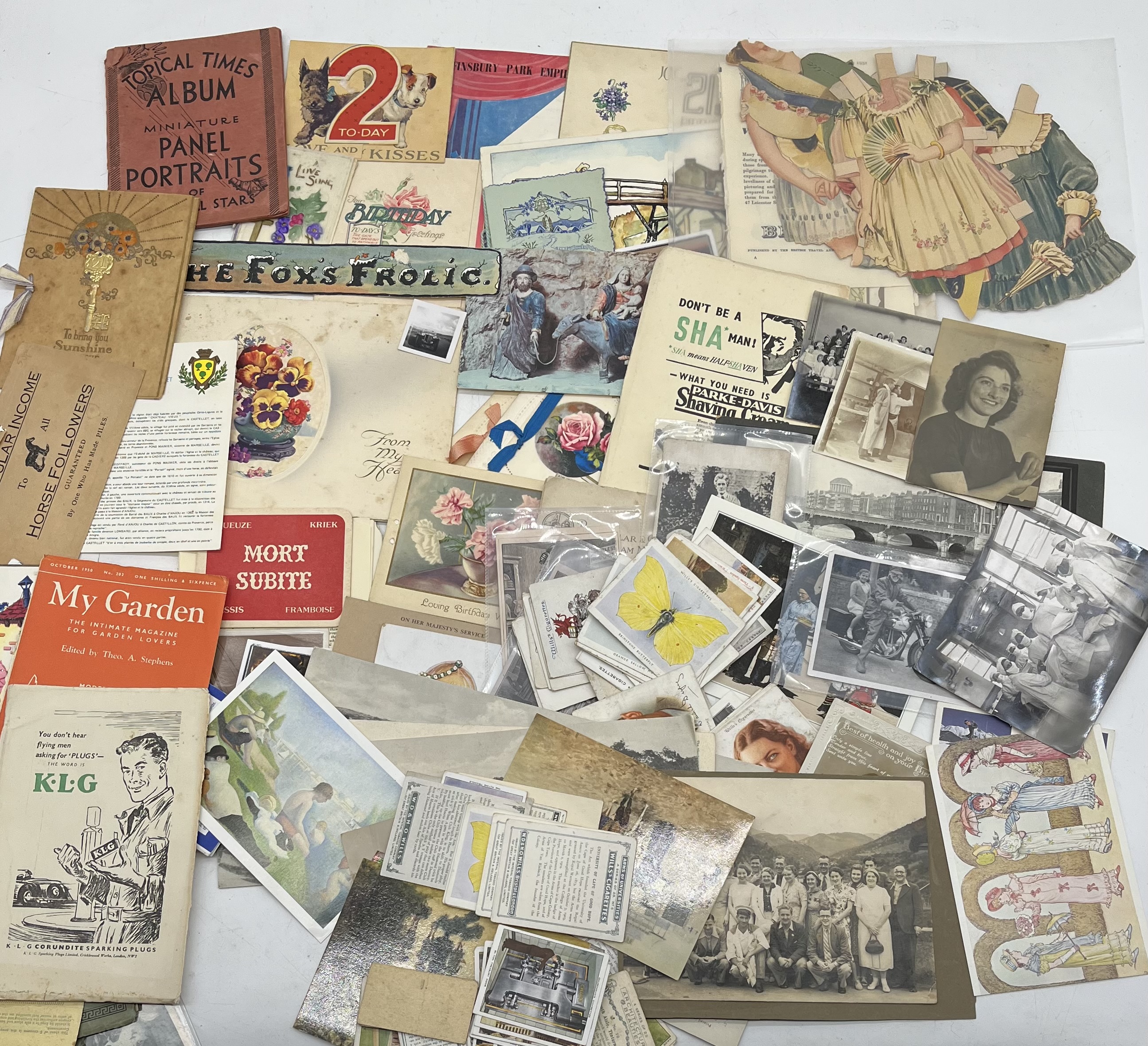 A large collection of vintage ephemera including photos, a Daily Express War Map, cards, - Image 2 of 3