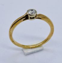 A 9ct gold dress ring set with a CZ, weight 2.2g