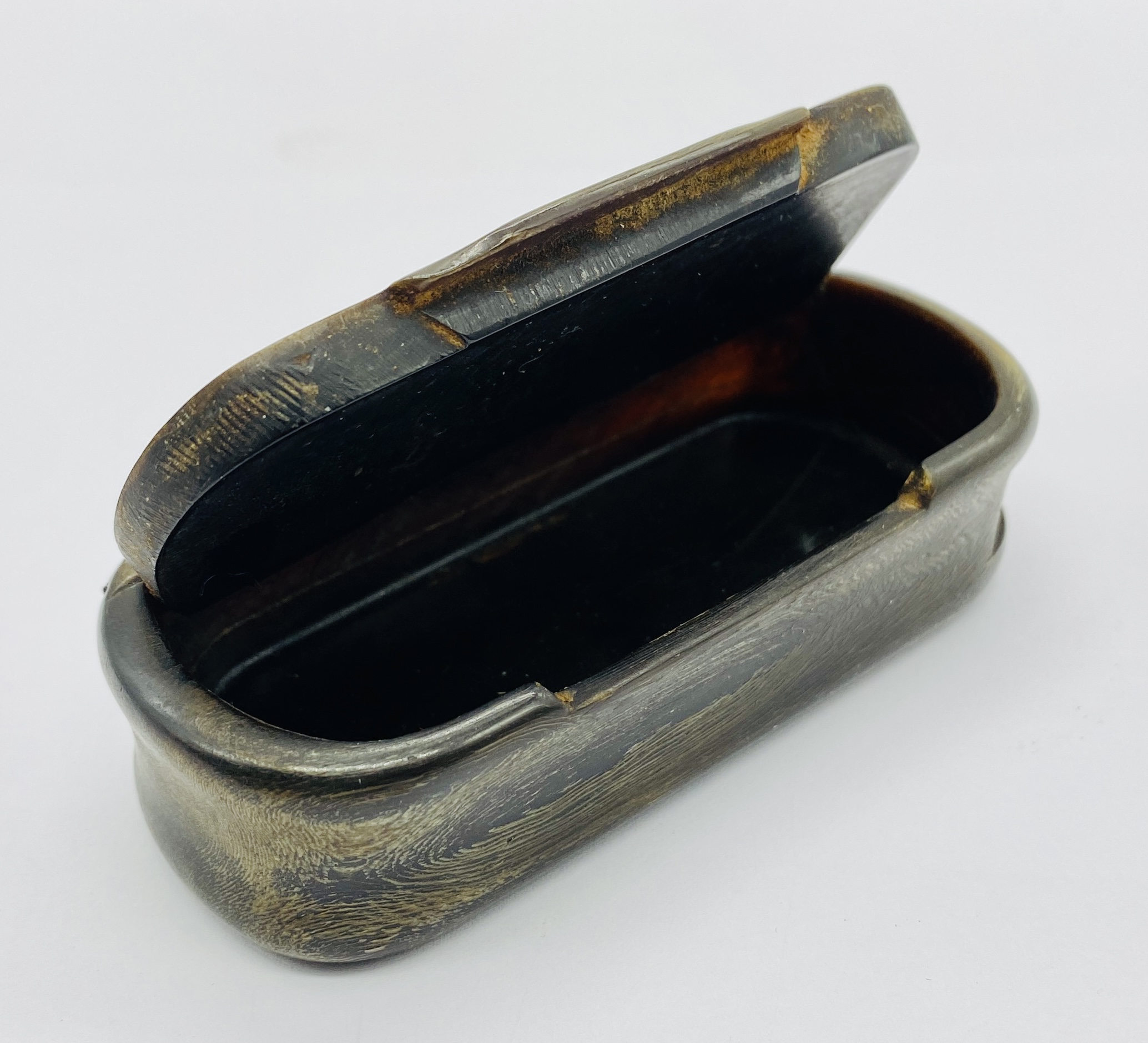 An antique tortoiseshell and horn snuff box - Image 2 of 4