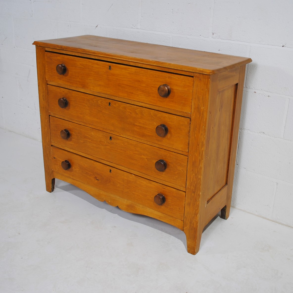An American pine chest of four drawers - length 105cm, depth 41.5cm, height 87cm - Image 3 of 7