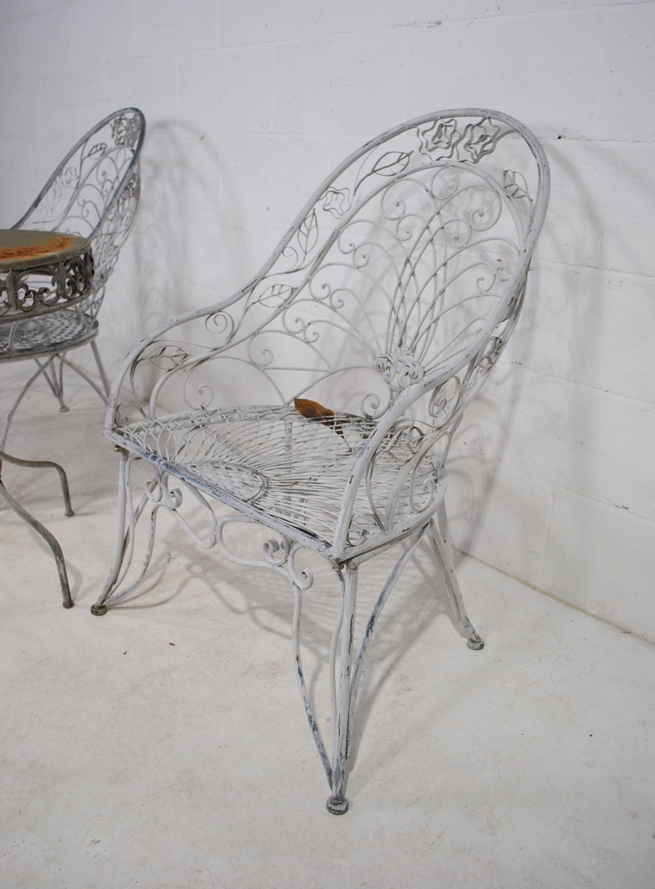 A weathered metal garden bistro table with two chairs - Image 5 of 6