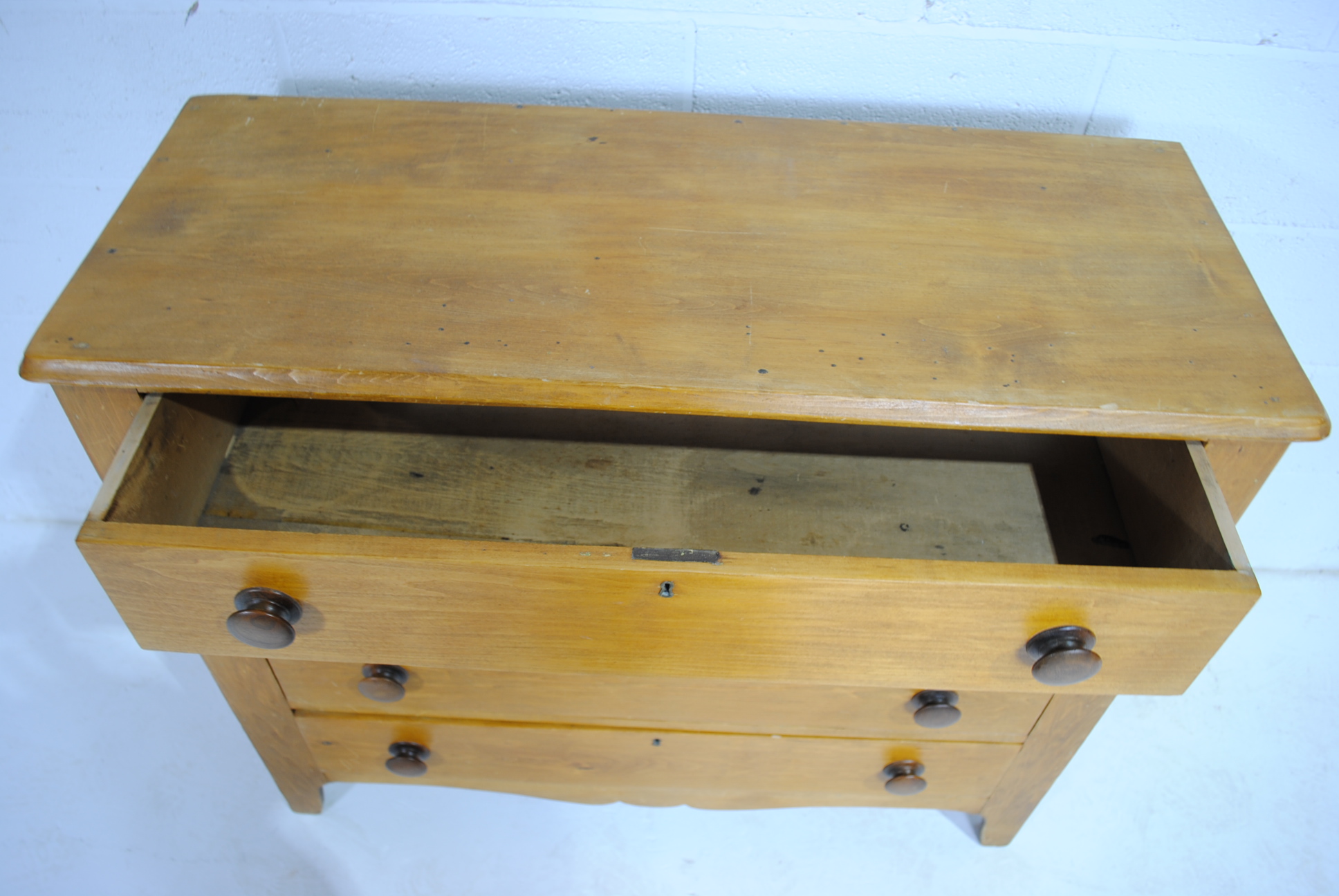 An American pine chest of four drawers - length 105cm, depth 41.5cm, height 87cm - Image 5 of 7