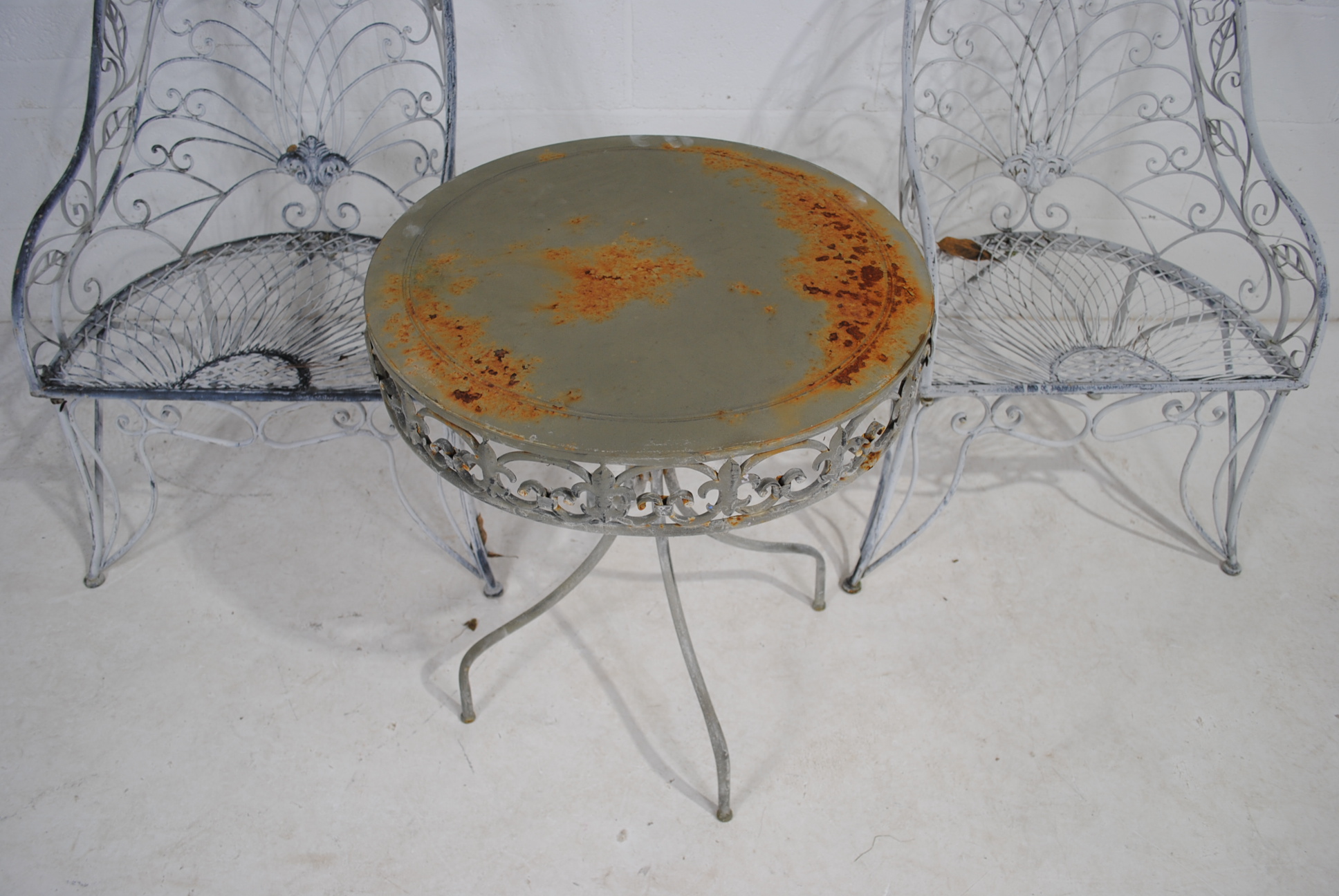 A weathered metal garden bistro table with two chairs - Image 4 of 6