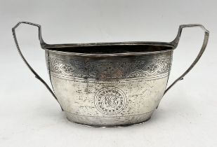 An unmarked silver sugar bowl - weight 226g