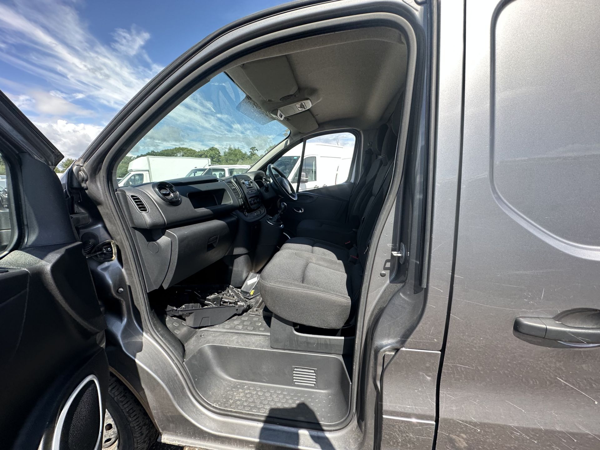 YT68LXF Model: 68 PLATE VAUXHALL VIVARO L2 1.6 CDTI 120PS SPORTIVE - Image 10 of 25