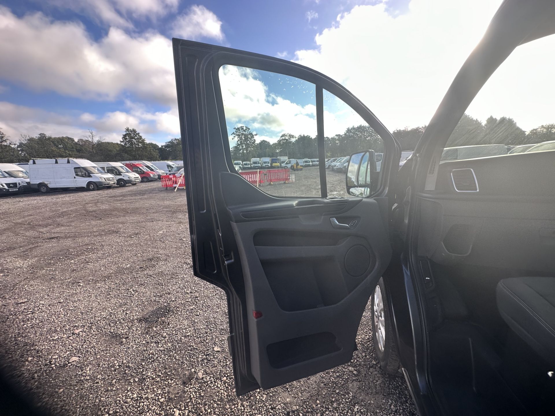 P888PGA Model: 2019 FORD TRANSIT CUSTOM TRANSIT CUSTOM 300 LIMITED Body: Grey - Image 9 of 21