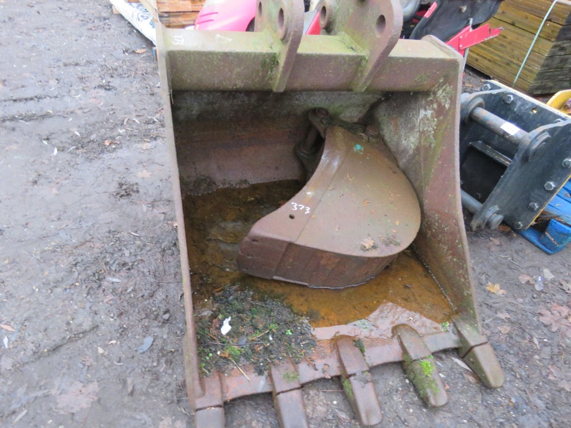 EXCAVATOR BUCKET, 3FT WIDTH ON 60MM PINS APPROX. - Image 2 of 4