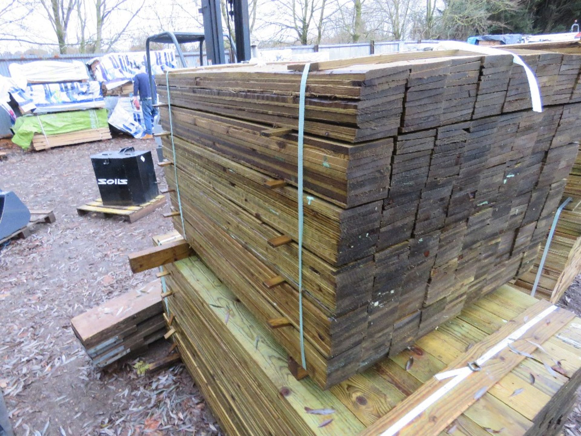 STACK OF TREATED FEATHER EDGE TIMBER: 2 X LARGE PACKS @ 1.2M AND 1.65M LENGTH 100MM WIDTH APPROX. - Image 4 of 4