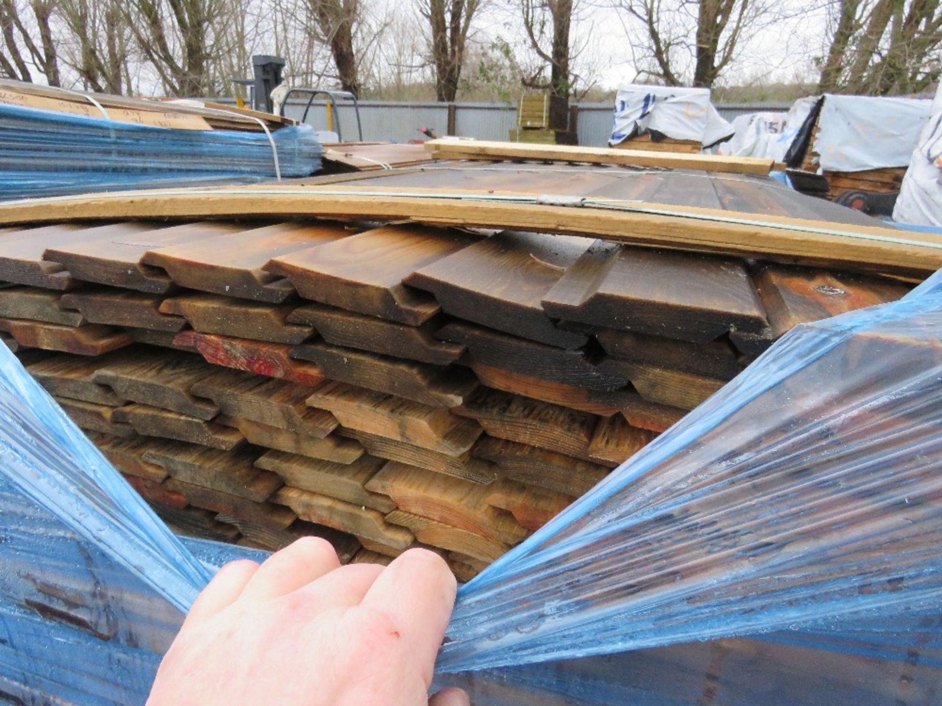 LARGE STACK (2 X PACKS) OF UNTREATED SHIPLAP TIMBER FENCING BOARDS: 1.72M LENGTH APPROX. - Image 2 of 3