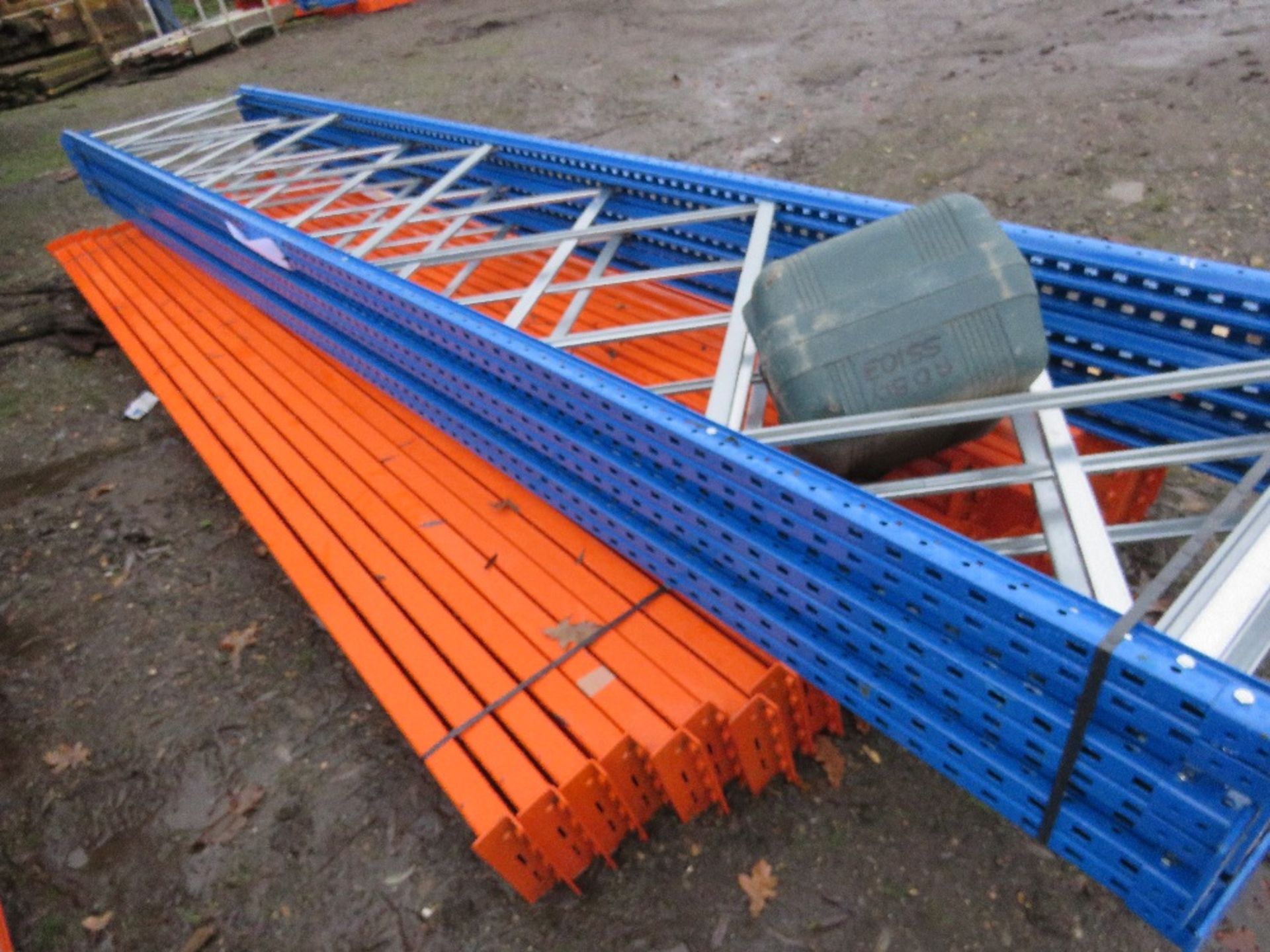HEAVY DUTY PALLET RACKING: 5 X UPRIGHTS @ 5M HEIGHT WITH A WIDTH OF 0.9M, PLUS 24NO BEAMS @ 3.9M LEN - Bild 2 aus 5