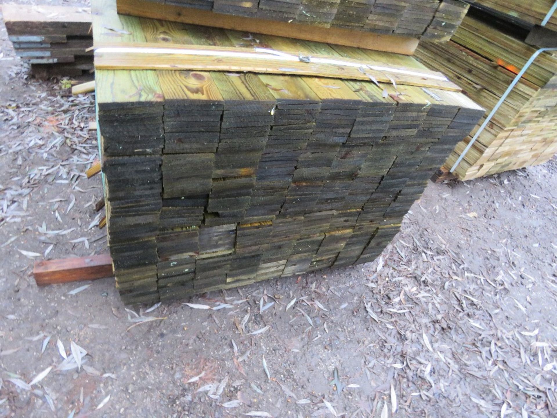 STACK OF TREATED FEATHER EDGE TIMBER: 2 X LARGE PACKS @ 1.2M AND 1.65M LENGTH 100MM WIDTH APPROX. - Image 2 of 4
