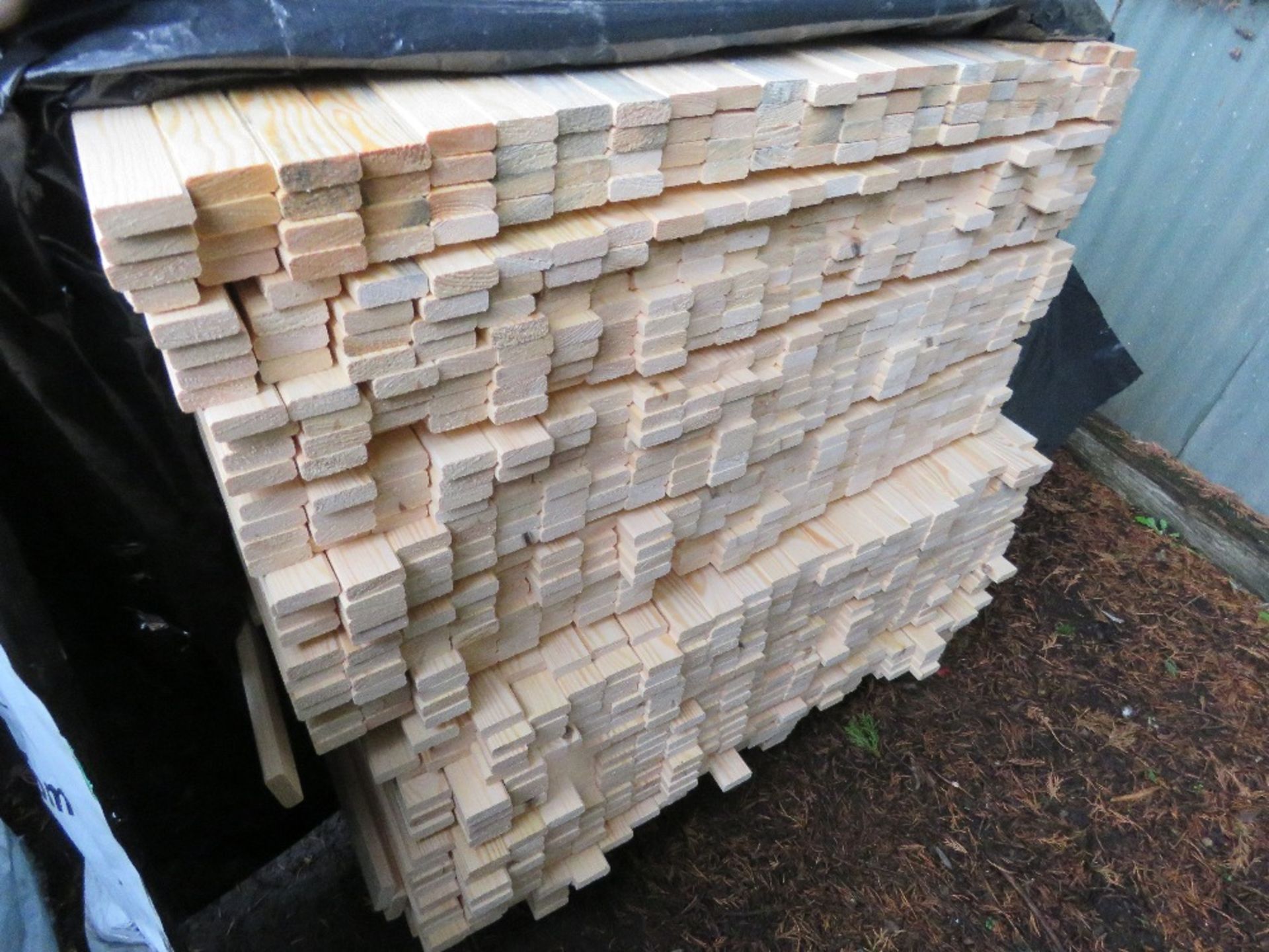 EXTRA LARGE PACK OF UNTREATED VENTIAN FENCE PANEL SLATS 1.83M LENGTH APPROX. - Image 2 of 4