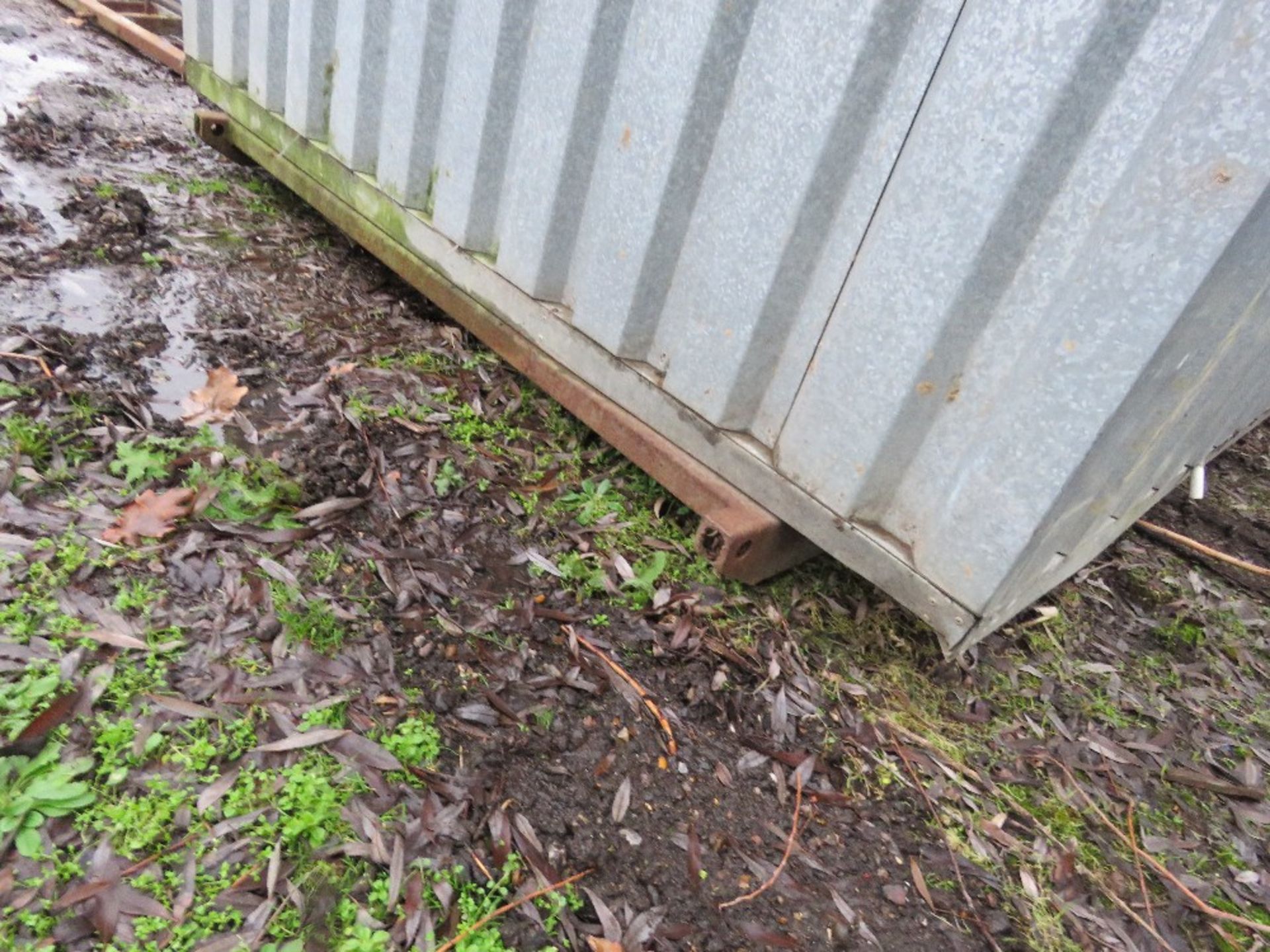 LIGHTWEIGHT METAL STORAGE CONTAINER SHED WITH KEY, ON STEEL RUNNERS. 13FT LENGTH APPROX. - Bild 5 aus 5