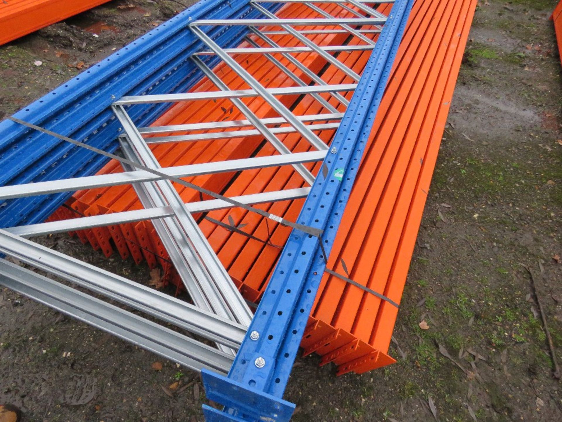 HEAVY DUTY PALLET RACKING: 5 X UPRIGHTS @ 5M HEIGHT WITH A WIDTH OF 0.9M, PLUS 24NO BEAMS @ 3.9M LEN - Bild 2 aus 3