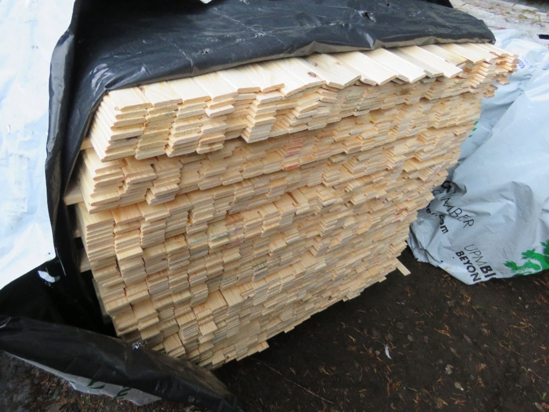 EXTRA LARGE PACK OF UNTREATED WOVEN FENCE PANEL SLATS 1.75M LENGTH APPROX. - Image 2 of 4