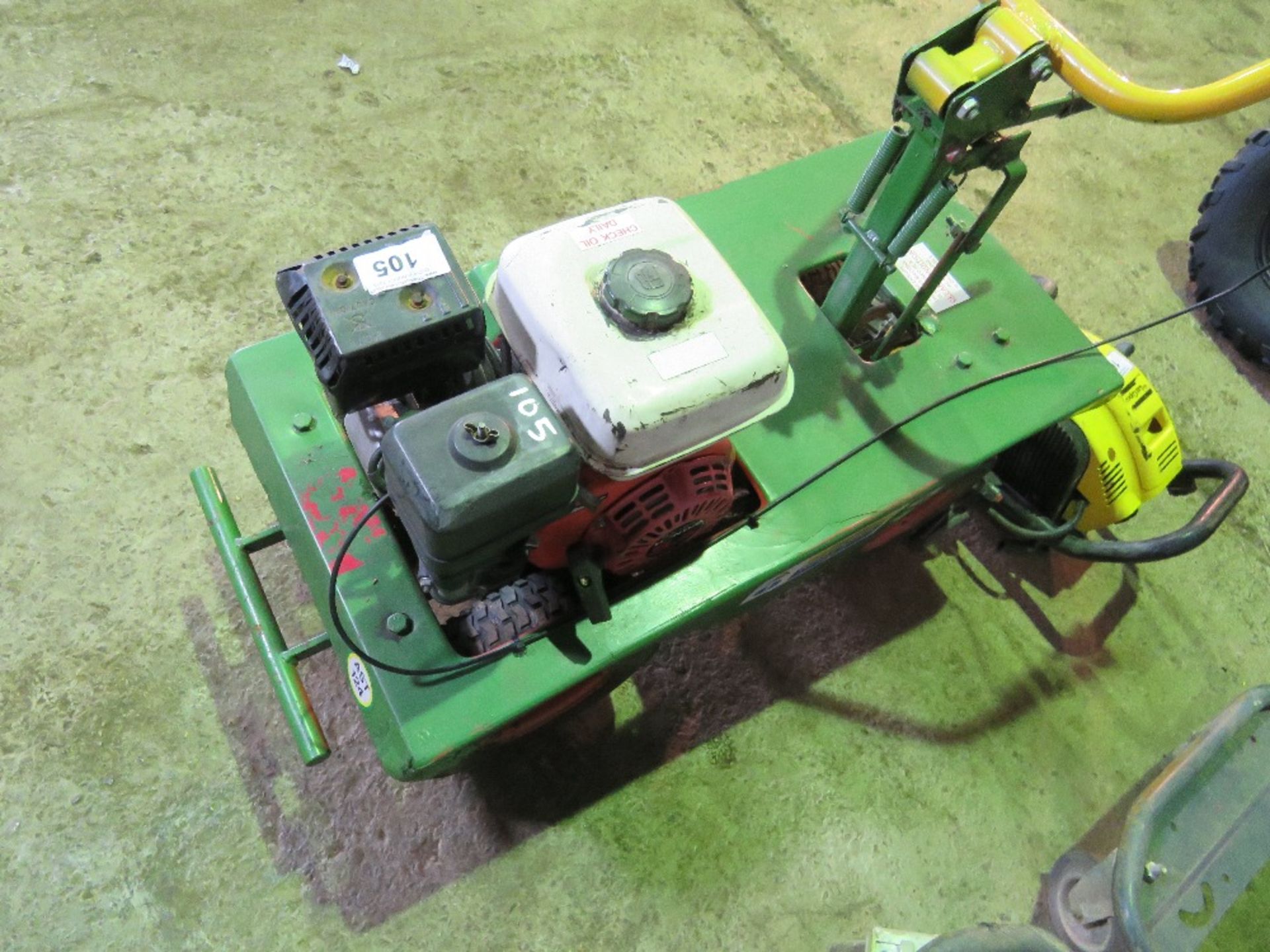 PETROL ENGINED TURF CUTTER. WHEN TESTED WAS SEEN TO RUN AND BLADE RECIPROCATED. THIS LOT IS SOLD - Image 3 of 3