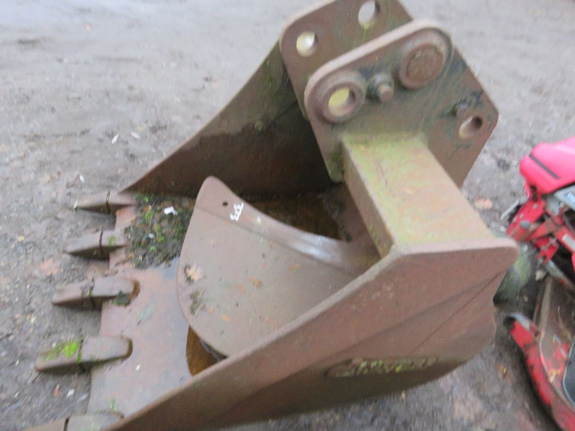 EXCAVATOR BUCKET, 3FT WIDTH ON 60MM PINS APPROX. - Image 3 of 4