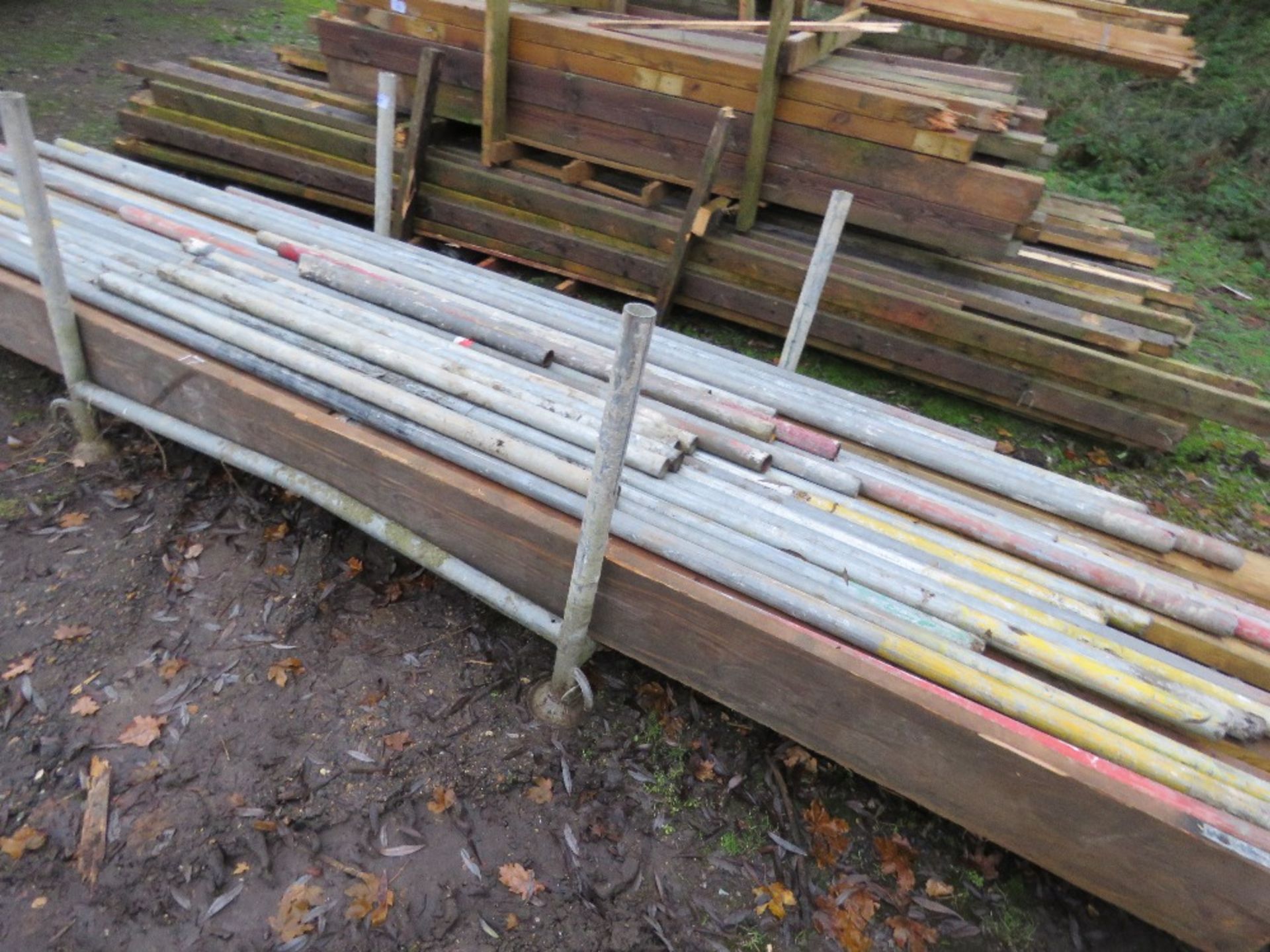 STILLAGE CONTAINING STEEL SCAFFOLD TUBES PLUS SOME BOARDS. THIS LOT IS SOLD UNDER THE AUCTIONEERS - Bild 3 aus 3