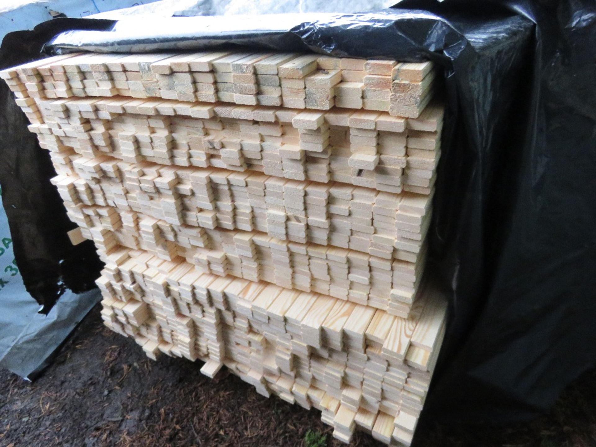 EXTRA LARGE PACK OF UNTREATED VENTIAN FENCE PANEL SLATS 1.83M LENGTH APPROX. - Image 4 of 4