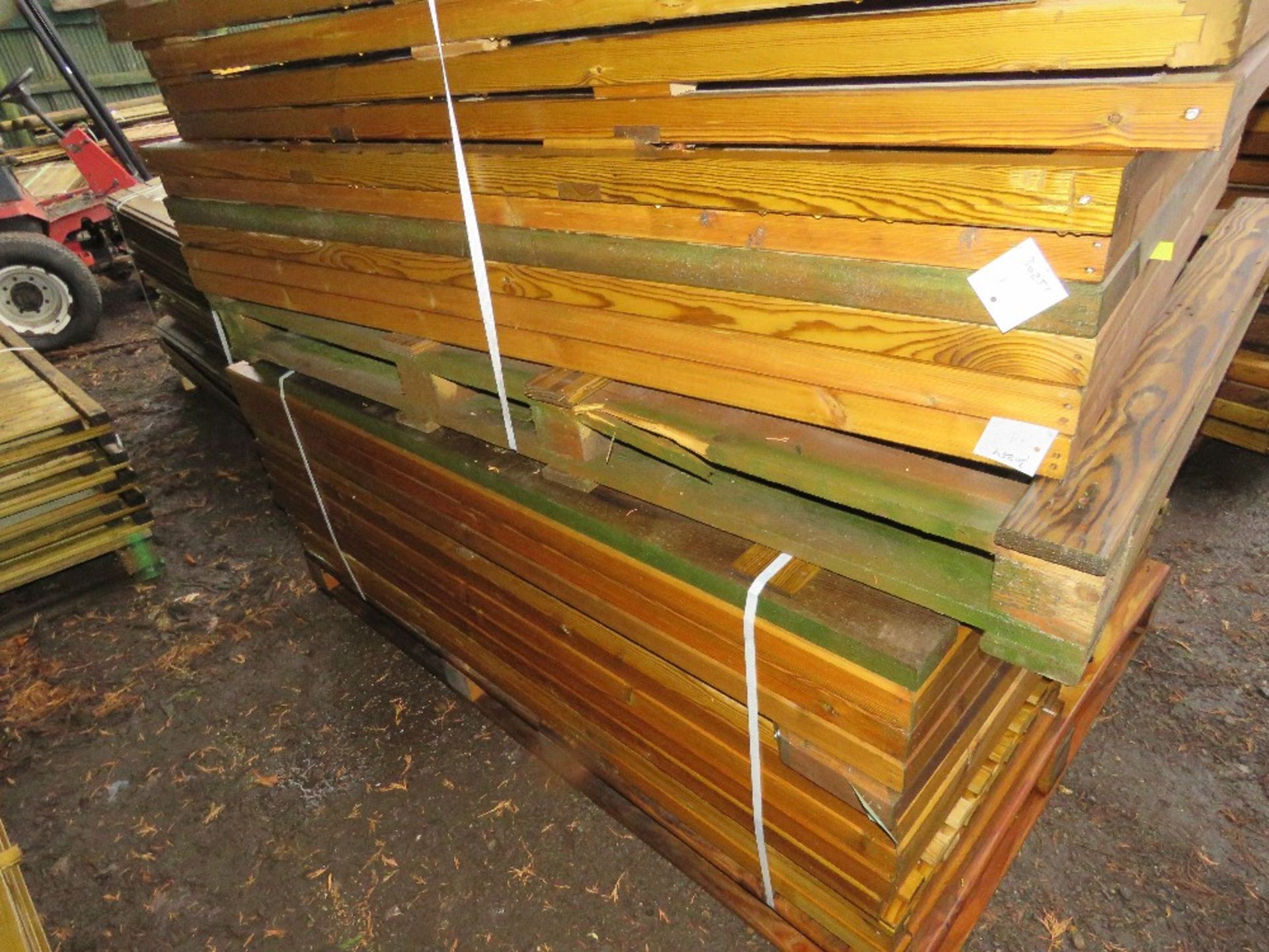 2 X PALLETS OF ASSORTED FENCE PANELS, NARROW AND WIDE ONES. - Image 4 of 4